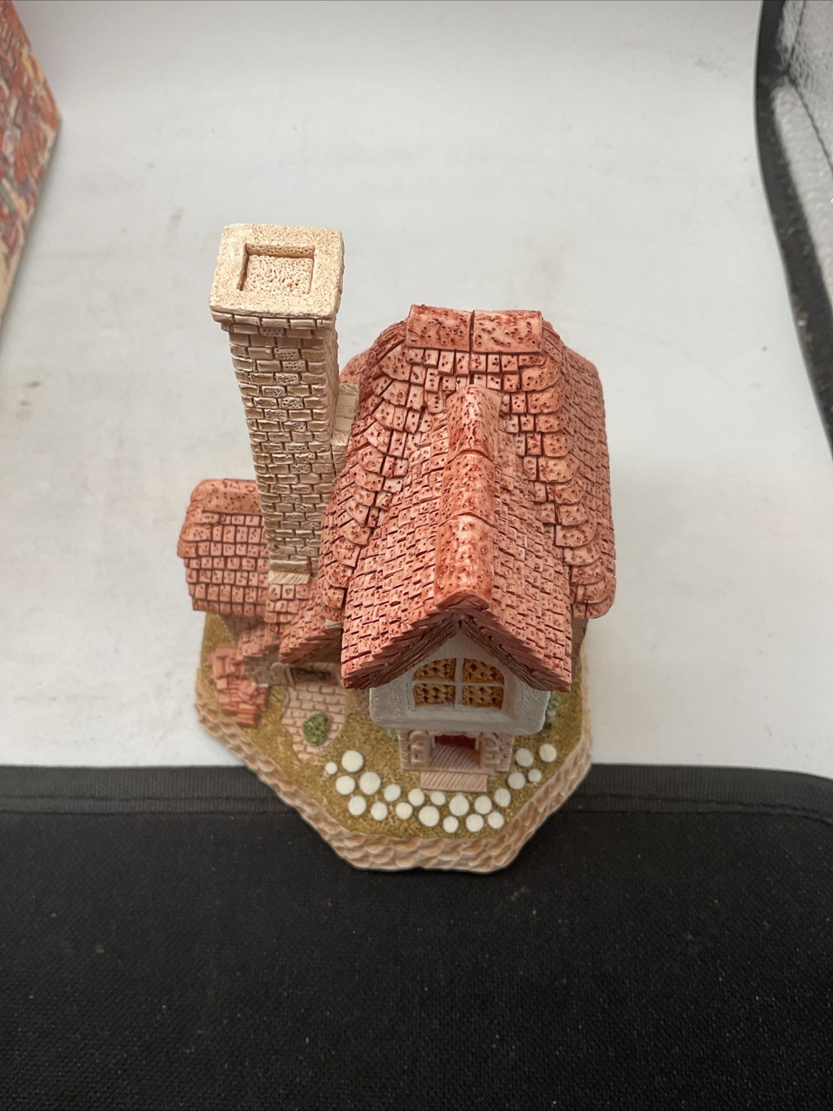 Tile Maker’s Cottage D1040 – 1998 David Winter – 1999 Guild Symbol of Membership