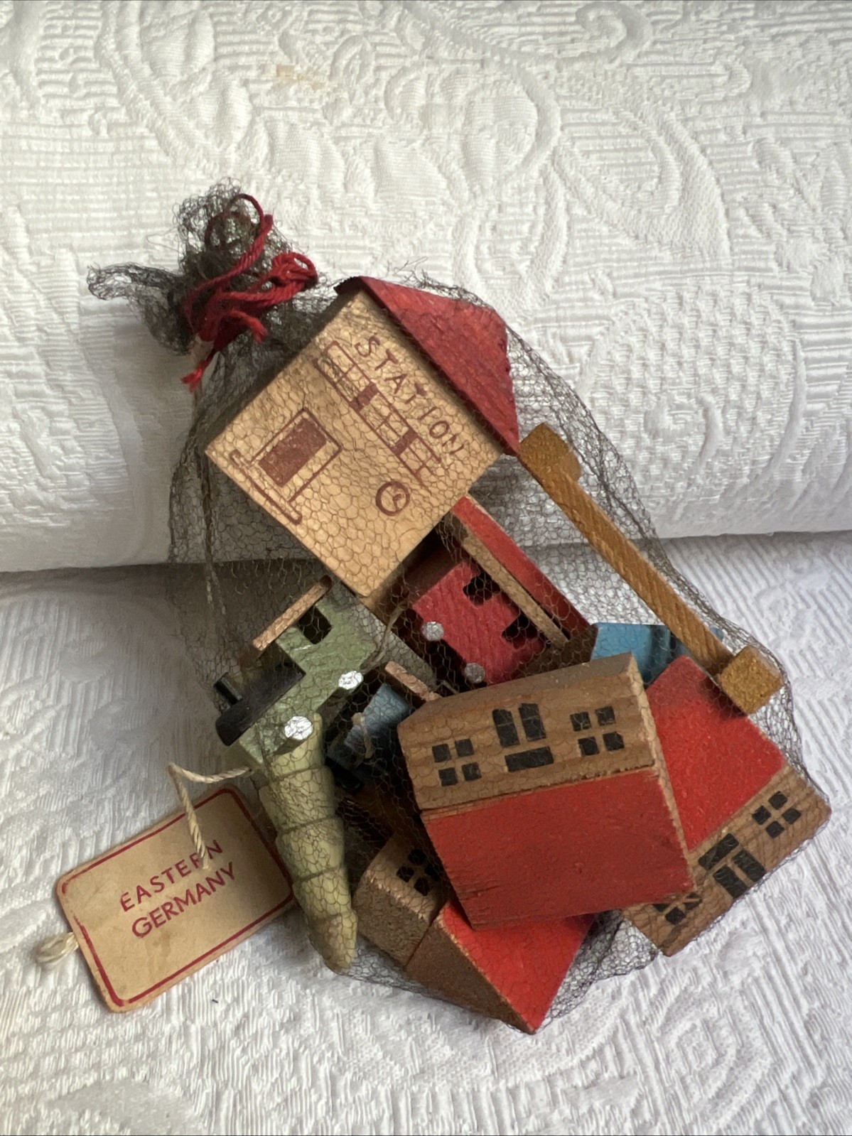 VTG NOS Eastern Germany Erzgebirge Wooden Village in bag #D