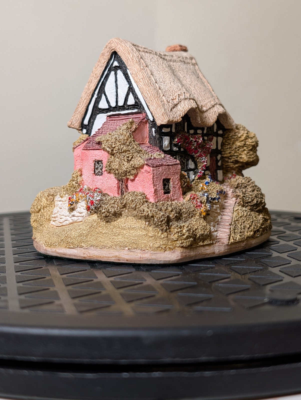 Lilliput Lane “Magpie Cottage” From The English Collection, Dated 1987