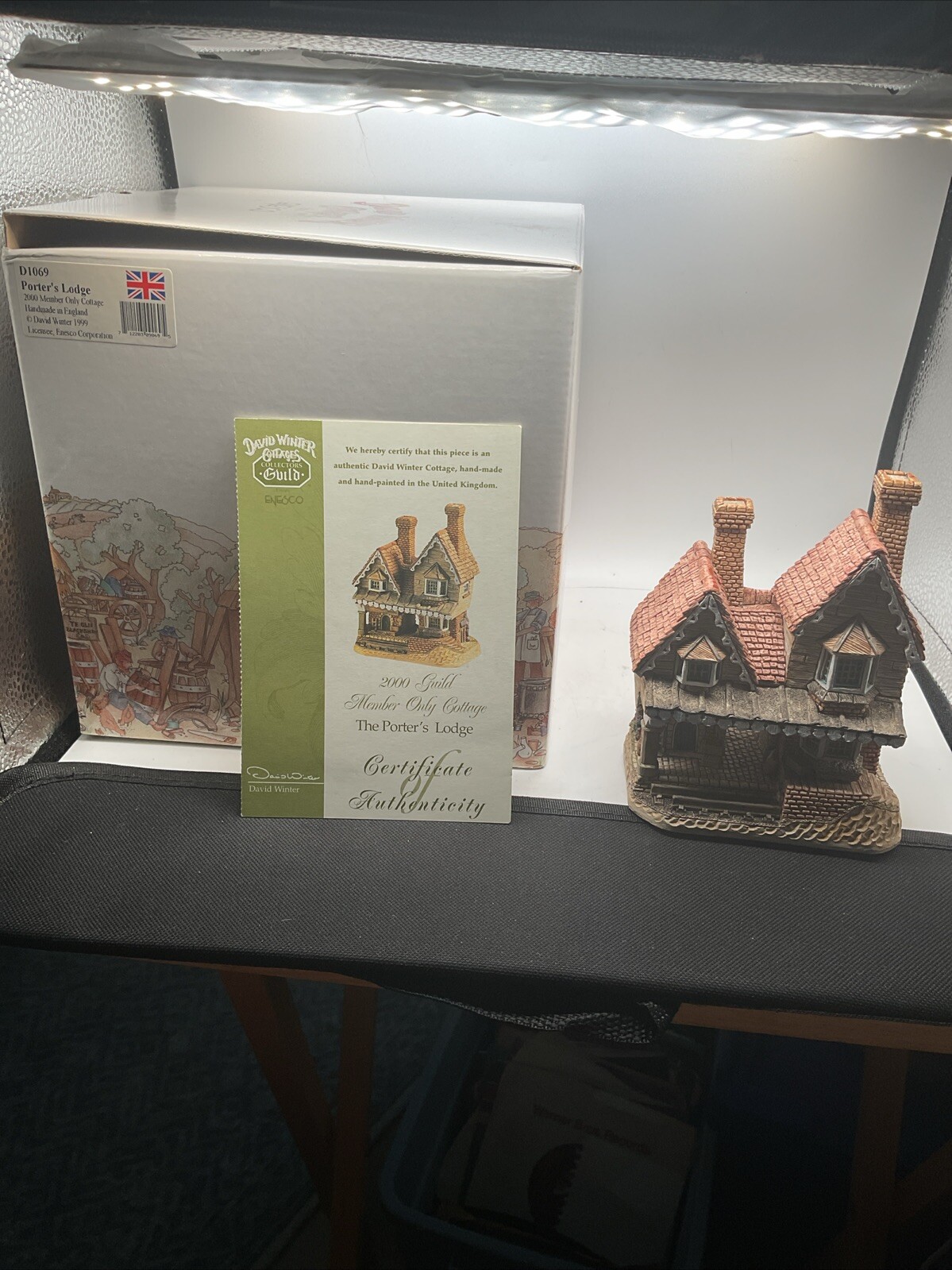 Porter’s Lodge D1069 – David Winter – 2000 Guild Member Only – Include Box & COA