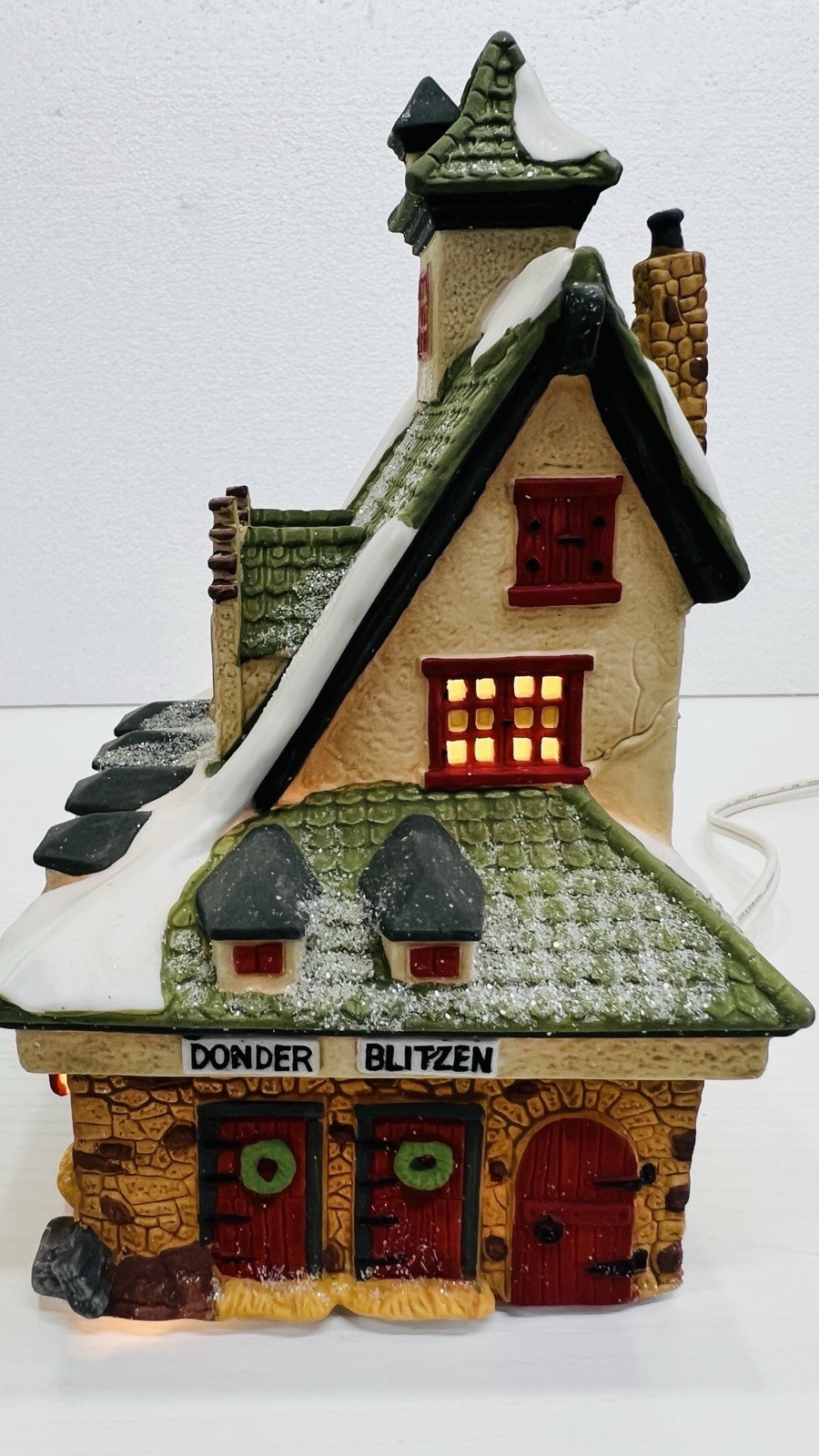 Dept 56 North Pole Series “ Reindeer Barn” Retired 1990 Excellent Condition !