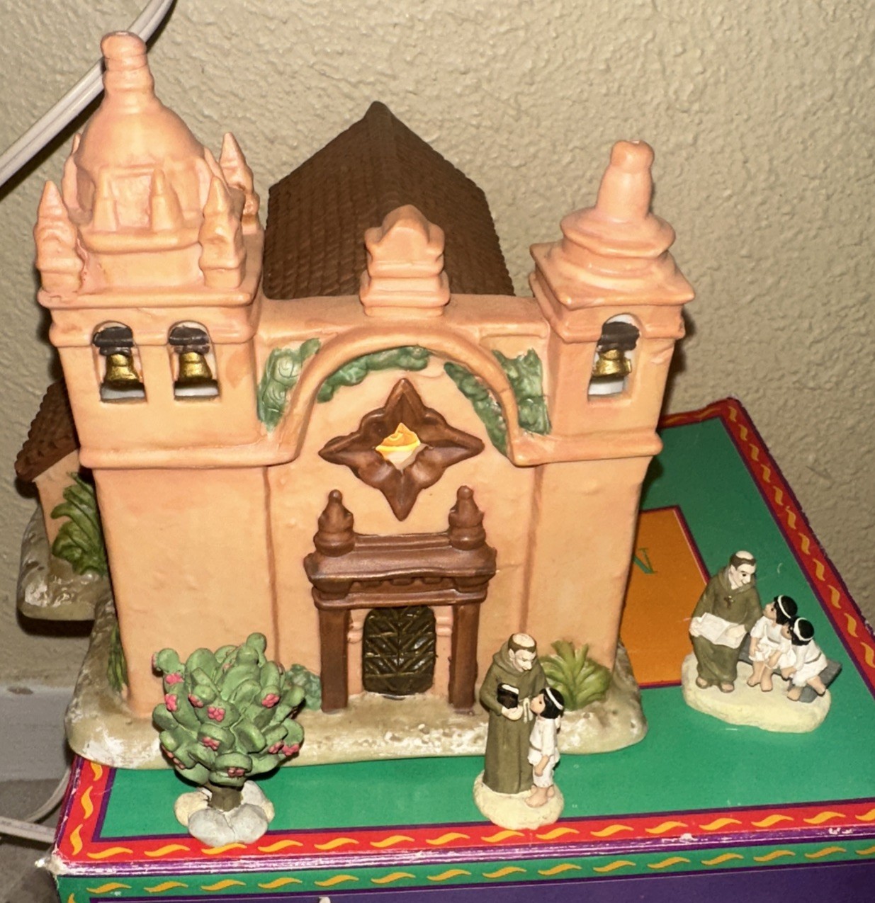 Mervyn’s California Missions Lighted House San Carlos Borromeo 1998 w/figures
