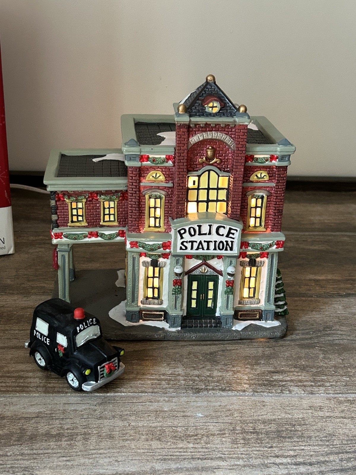 2003 St Nicholas Square Christmas Village Police Station Illuminated With Car