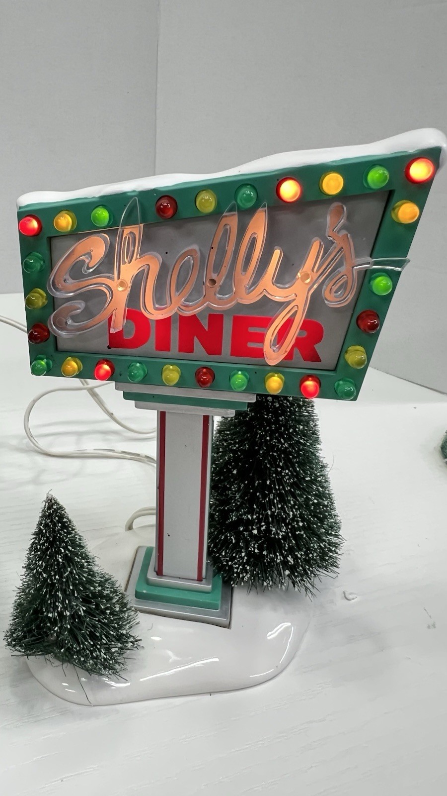 Dept 56 Snow Village “Shelly’s Diner” 55008 Retired 1999 With Sign Excellent !
