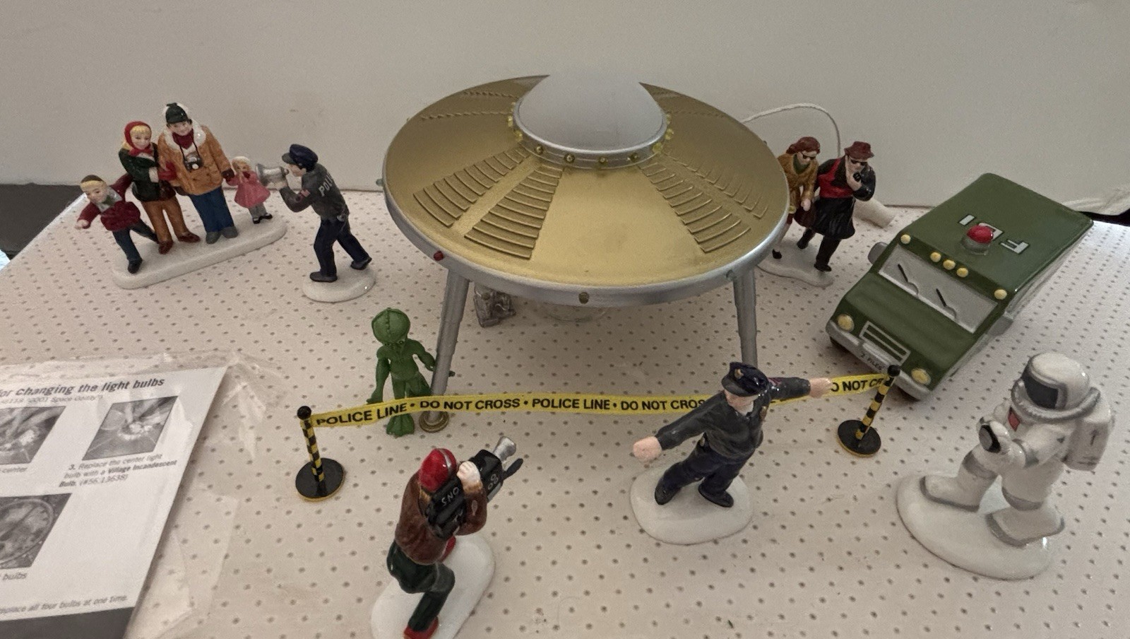 Dept 56 Snow Village 2001 Space Oddity Set of 11 UFO Alien 55118 No adapter