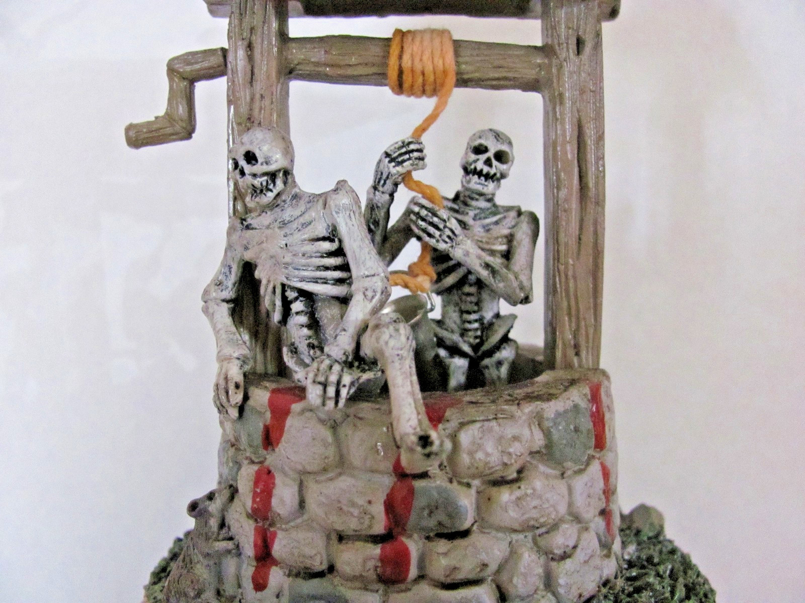 Lemax Spooky Town Table Accent – Ghouls In Well #83343 – Retired