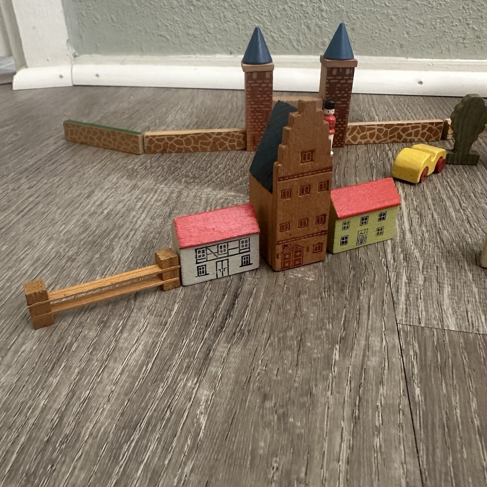 VTG Dregeno East Germany Erzgebirge Putz Wooden Village Miniature Lot Box Figure