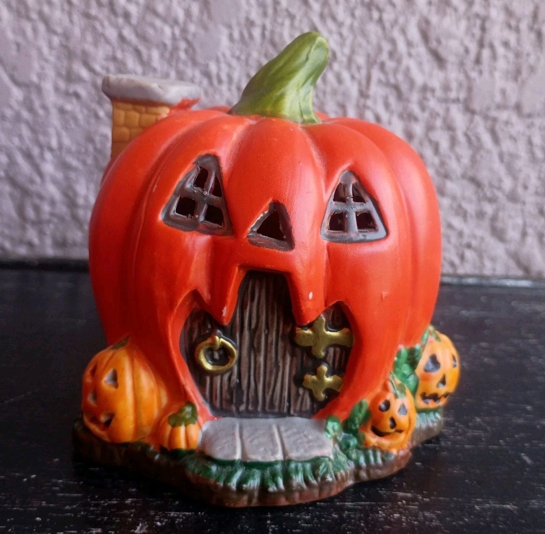 Vintage 4″ Halloween Town Ceramic Pumpkin Cottage House Decoration