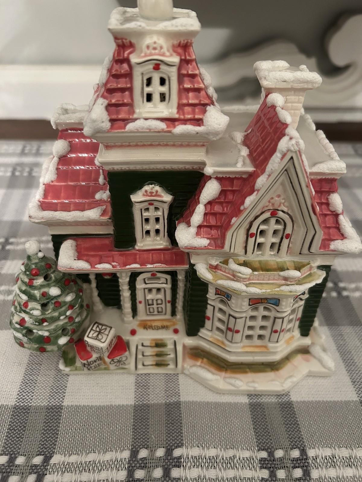 Signed Walter brockmann Holly House 1988 vintage Christmas village (Victorian)