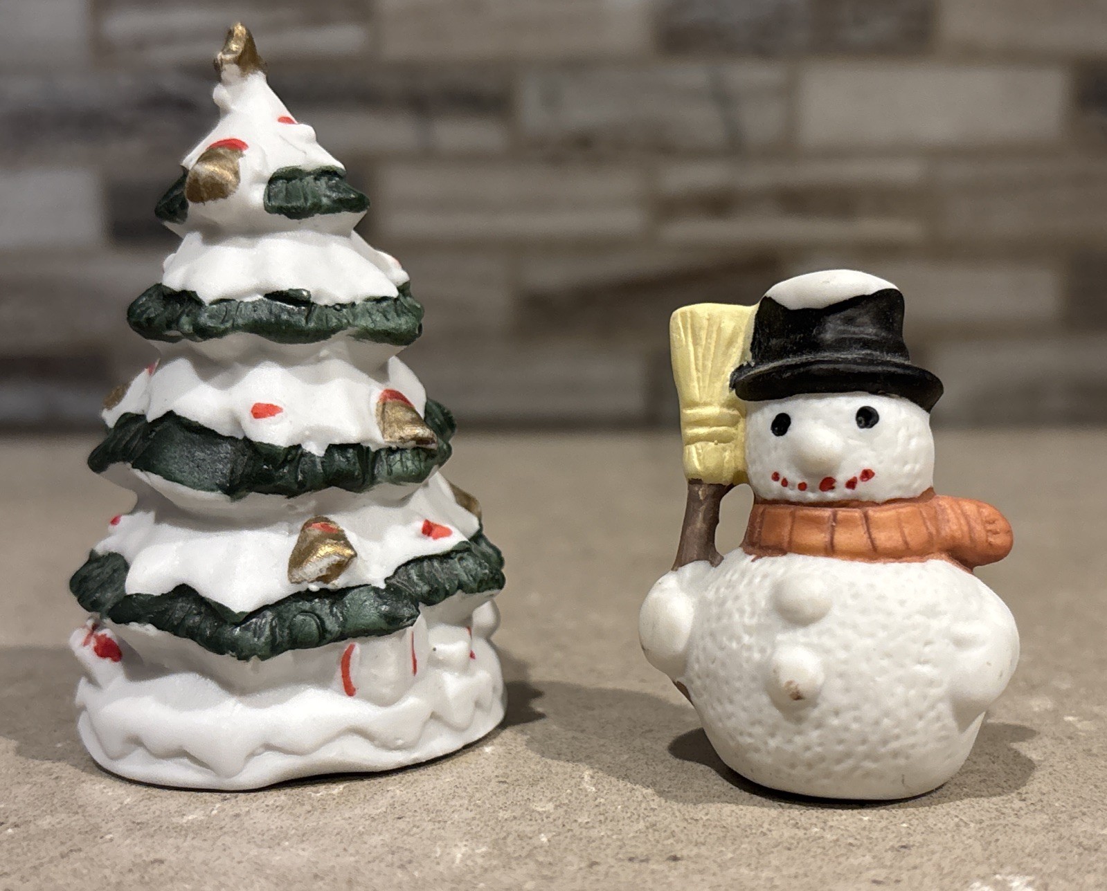 Unbranded Christmas Village Figurines Accessories Decor – Lot of 16 Pieces