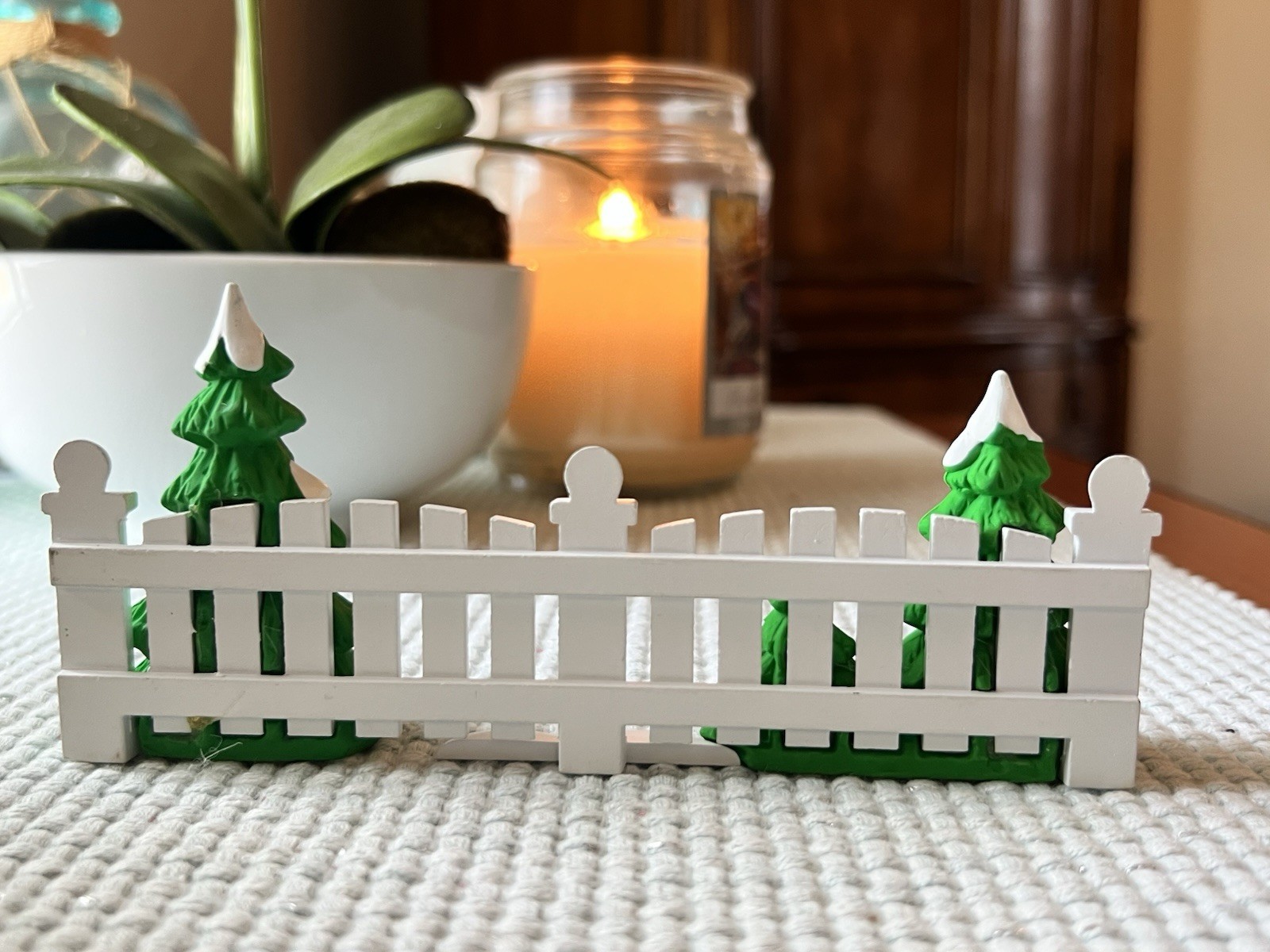 VTG CHRISTMAS VILLAGE WHITE PICKET FENCE w/CHRISTMAS TREES