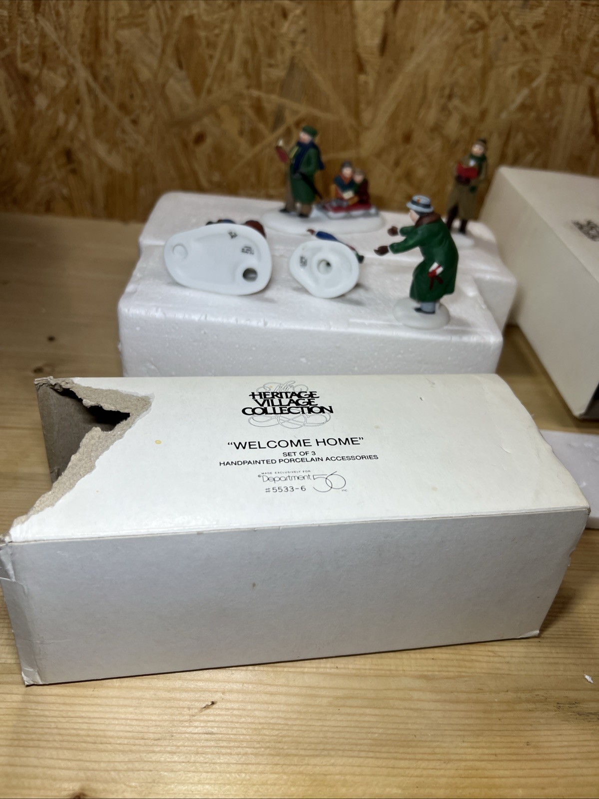Department 56 Heritage Christmas In The City Welcome Home #5533-6 & Caroling