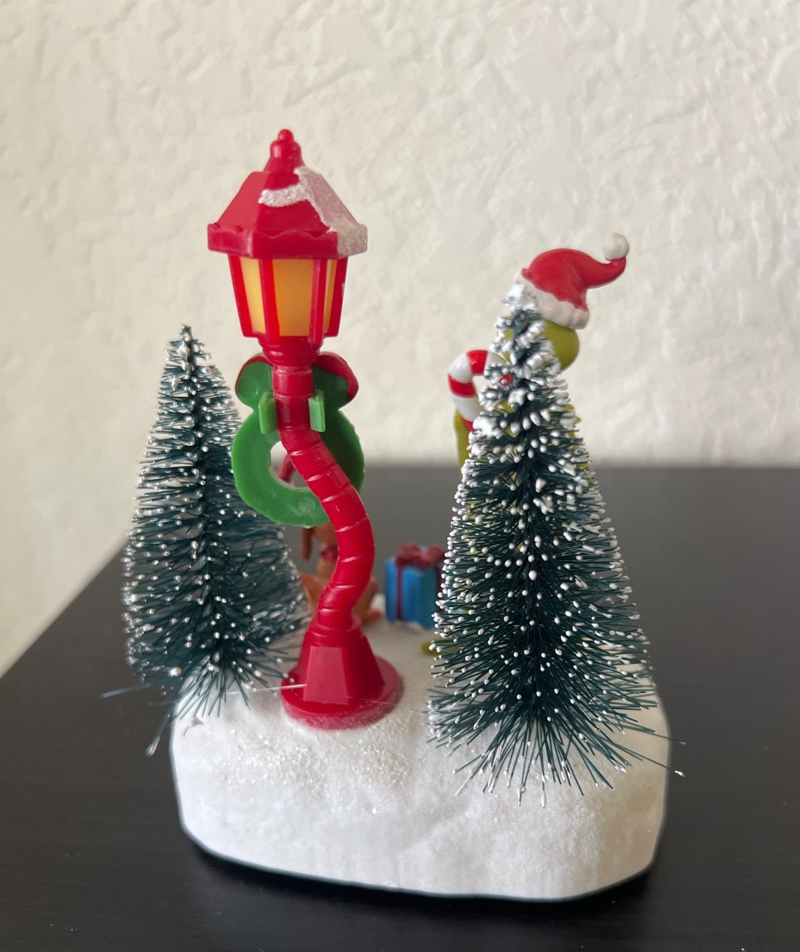 2025 Dr. Seuss GRINCH & MAX LAMP POST Light-Up Figurine Christmas Village NEW