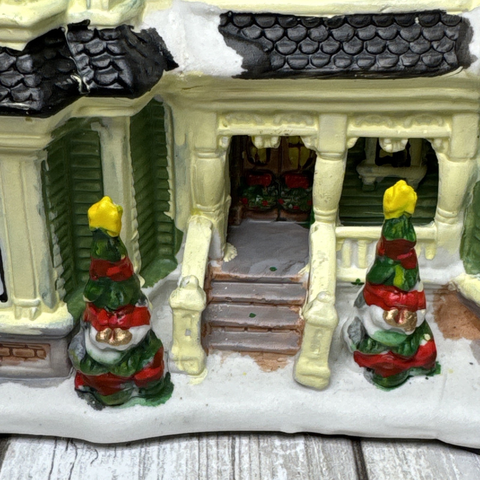 Holiday inspirations Town Series Cliffside Lighted House 2007