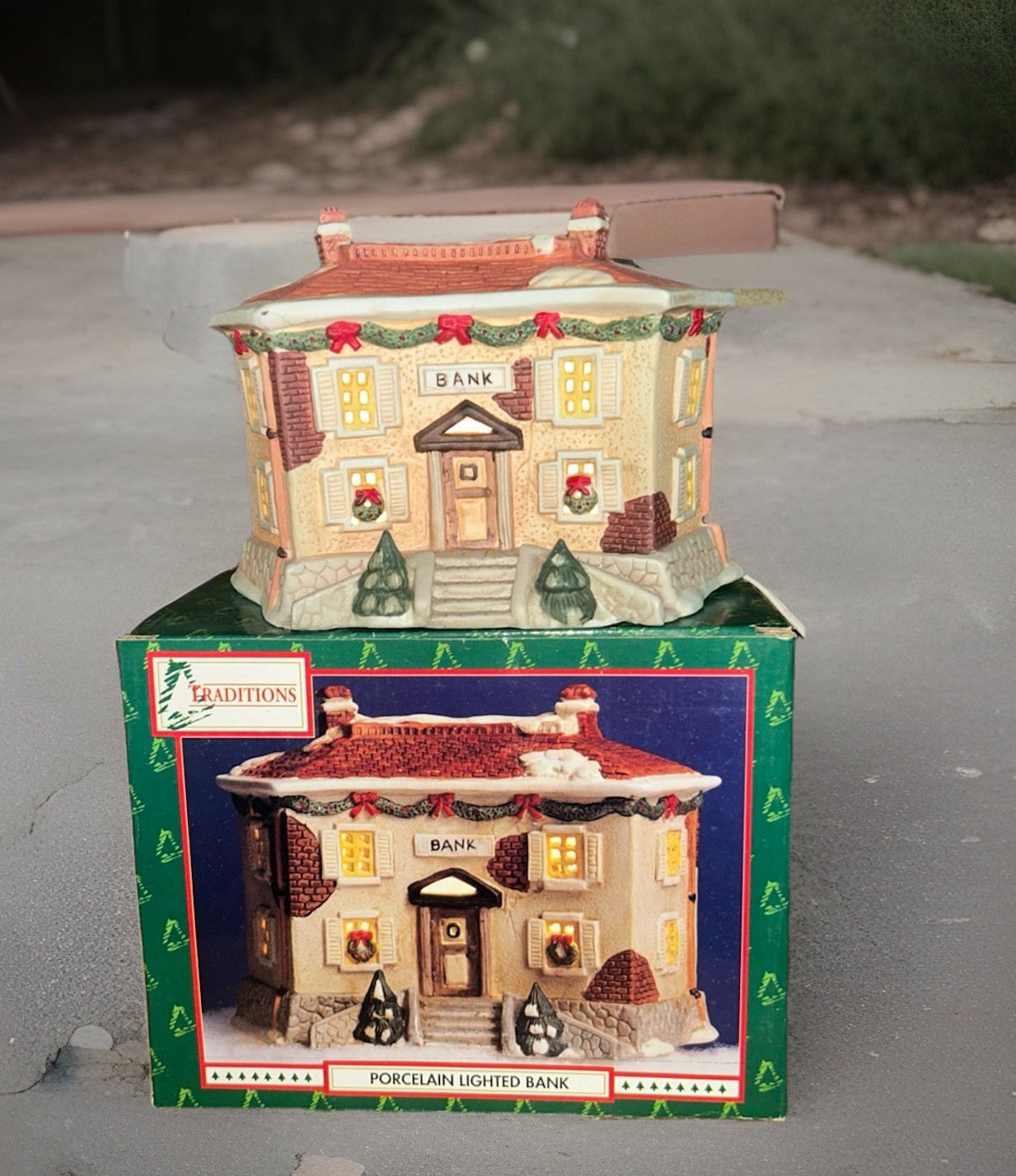 VTG 1994 Porcelain Bank Building Christmas village House Wangs Traditions *READ