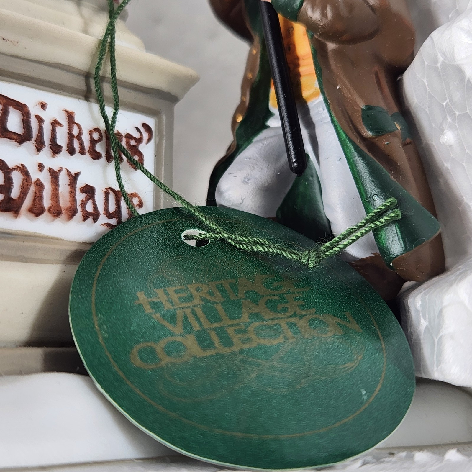 Dept 56 Heritage Dickens’ 1995 Ye Olde Lamplighter Dickens’ Village Sign #58393