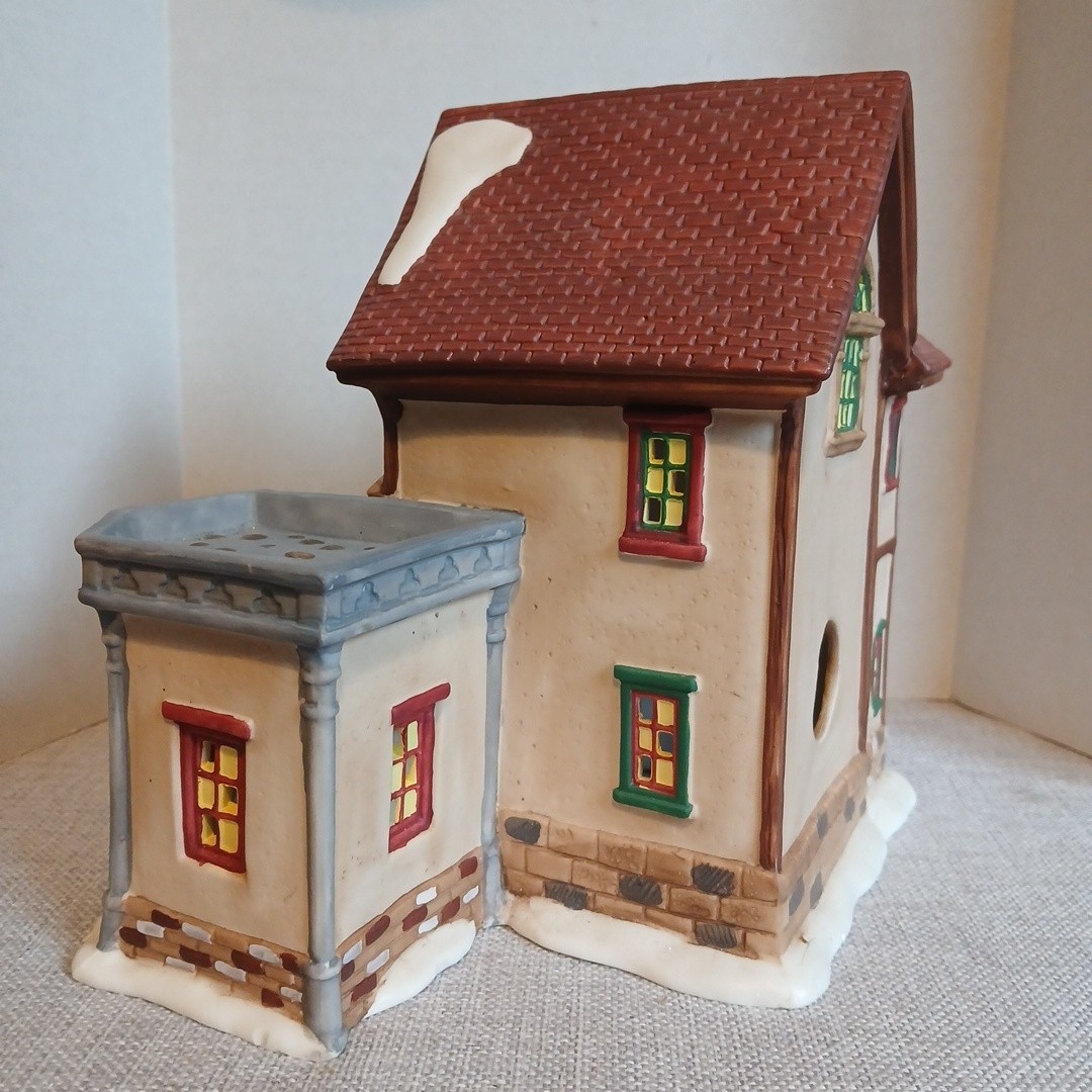 Vintage Holiday Time Village Collectibles P7155 Christmas Decor people in Window