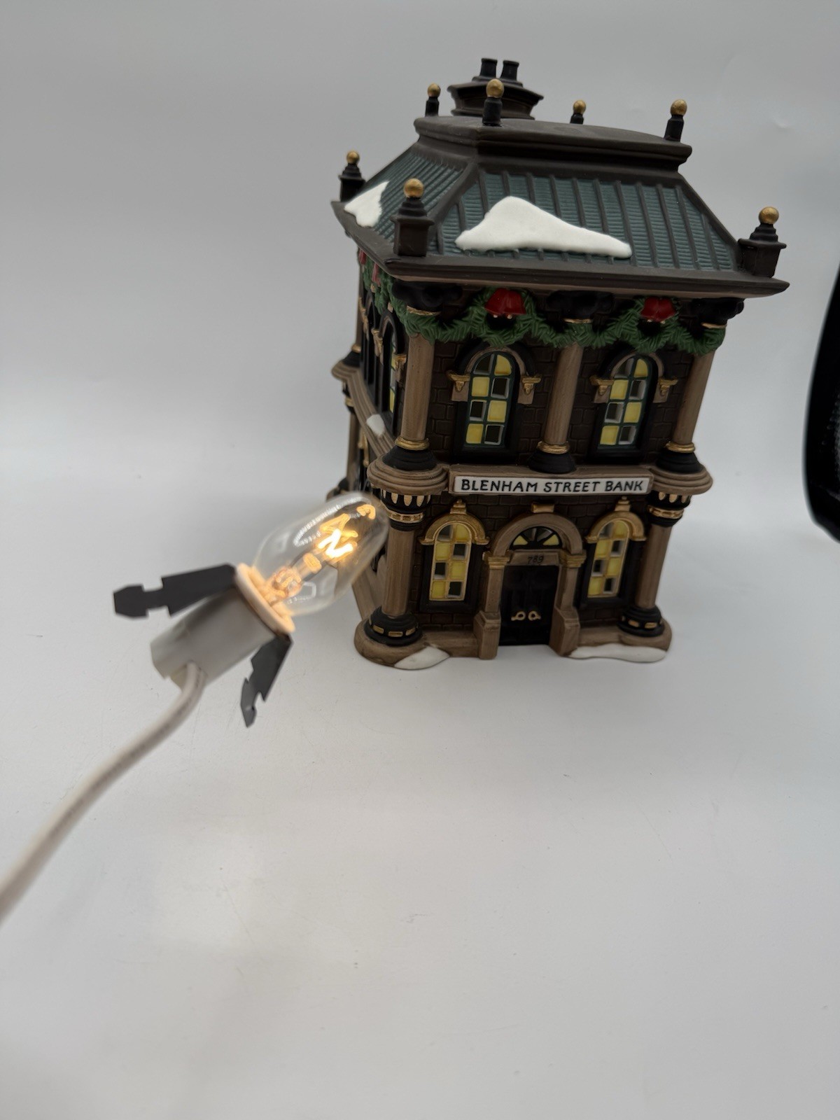 Dept 56 Dickens Village Series 1995 – “Blenham Street Bank” #58330 *READ