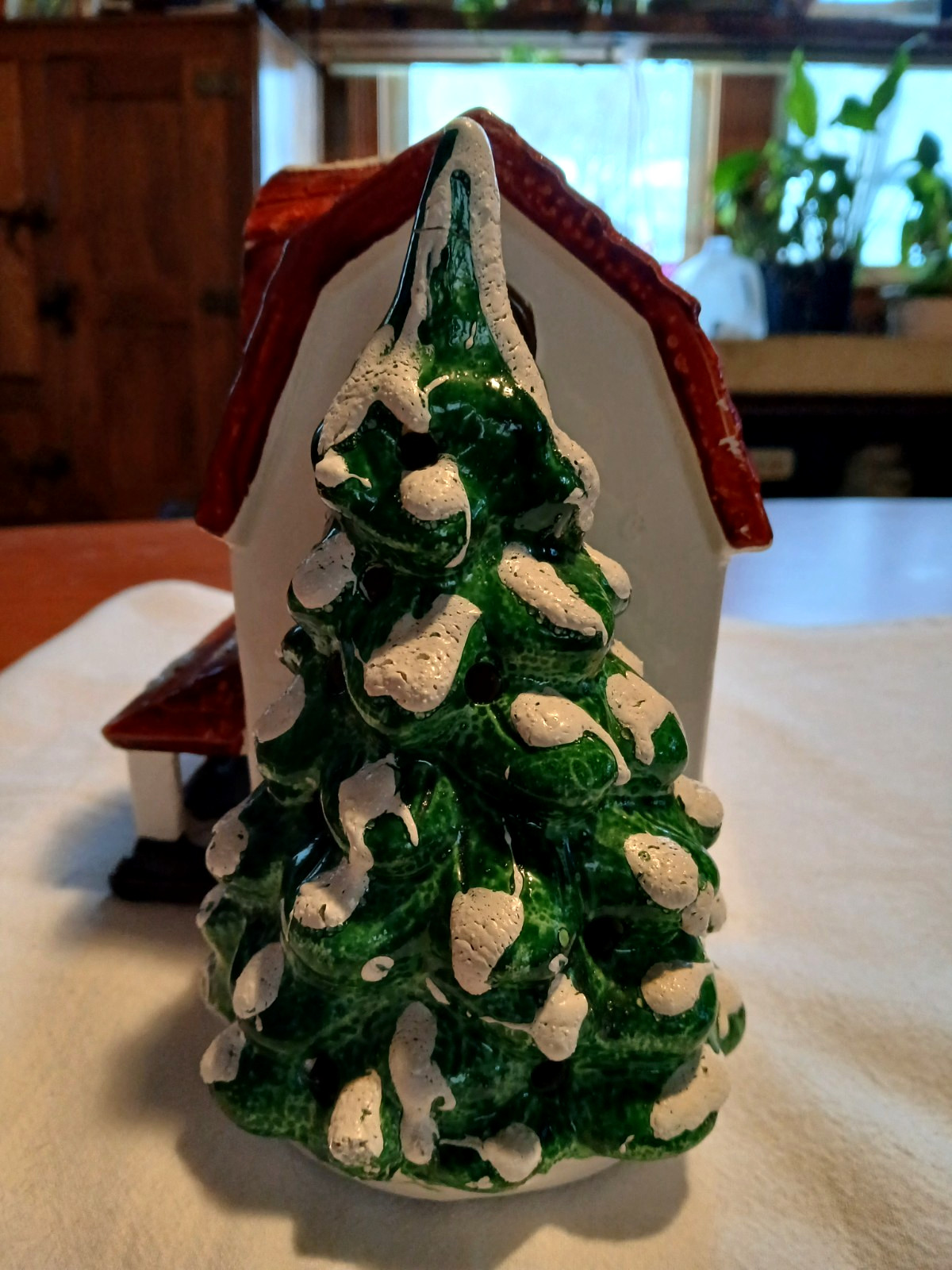 1980 Dept 56 Colonial Farm House Showhouse Series. No Light Cord or Box. Nice!!