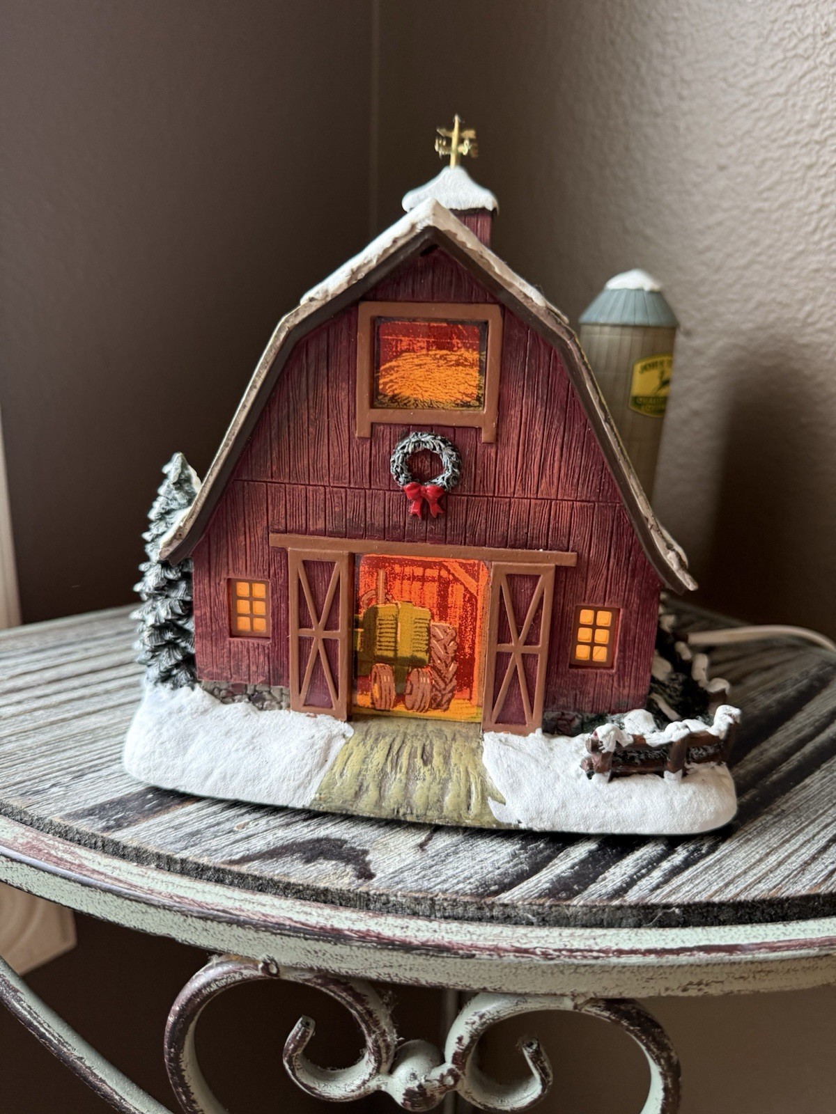 Thomas Kinkade Hawthorne Village John Deere Barn – Lighted Christmas Village
