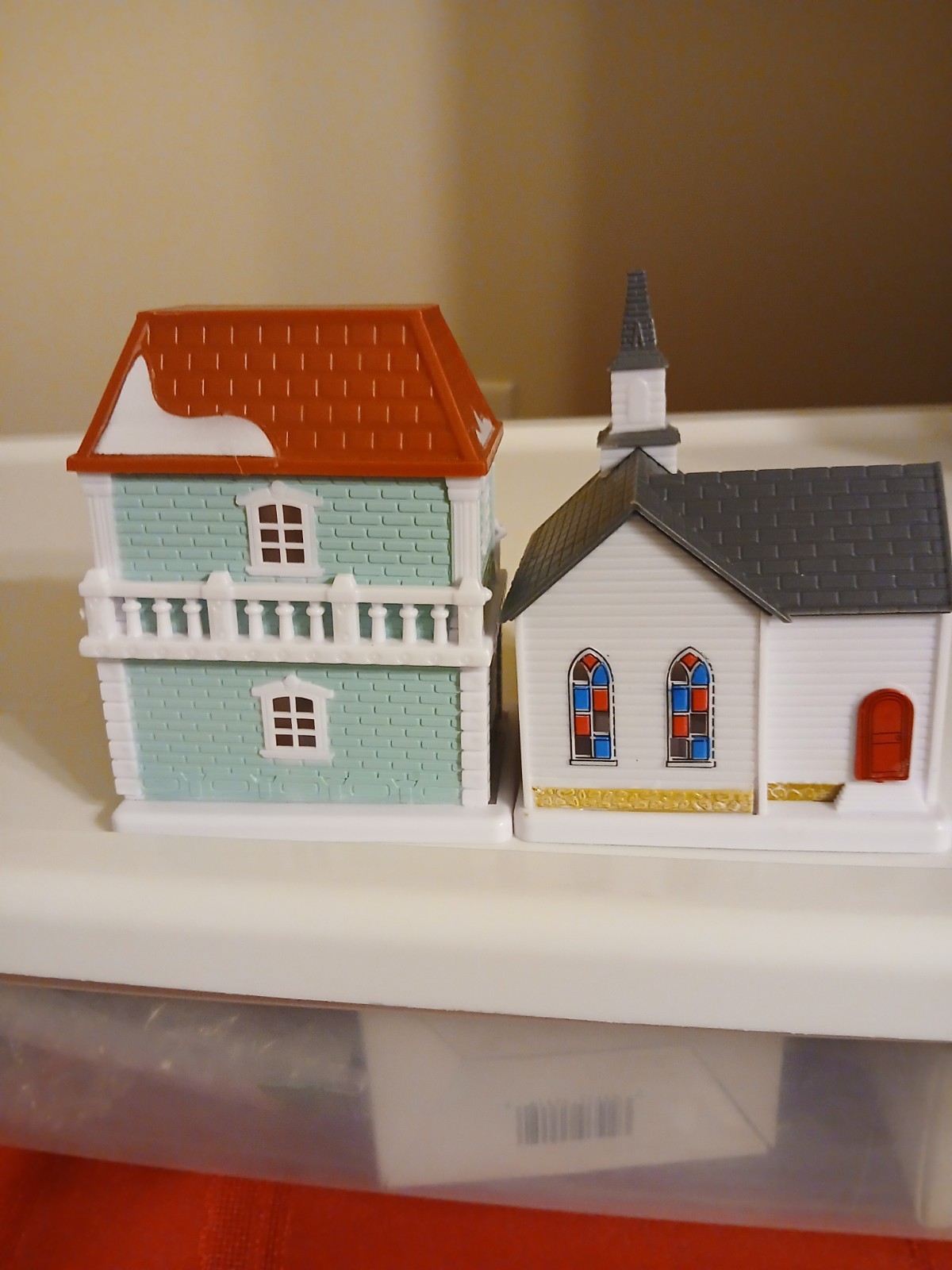 Cobblestone Corners Collectibles. 2 Pre-Owned Houses