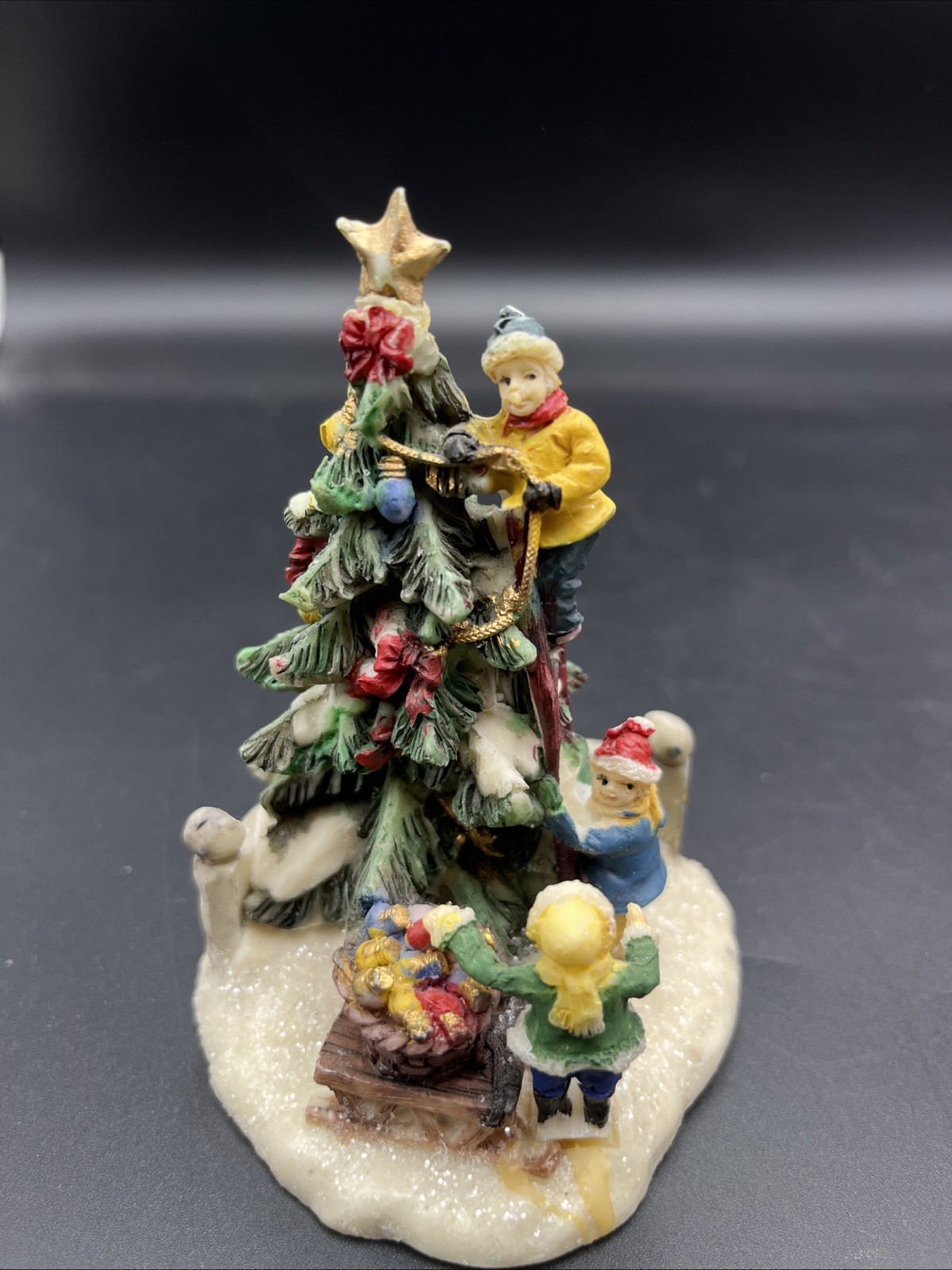 Cobblestone Corners 2002 Christmas Village Tree Decorating