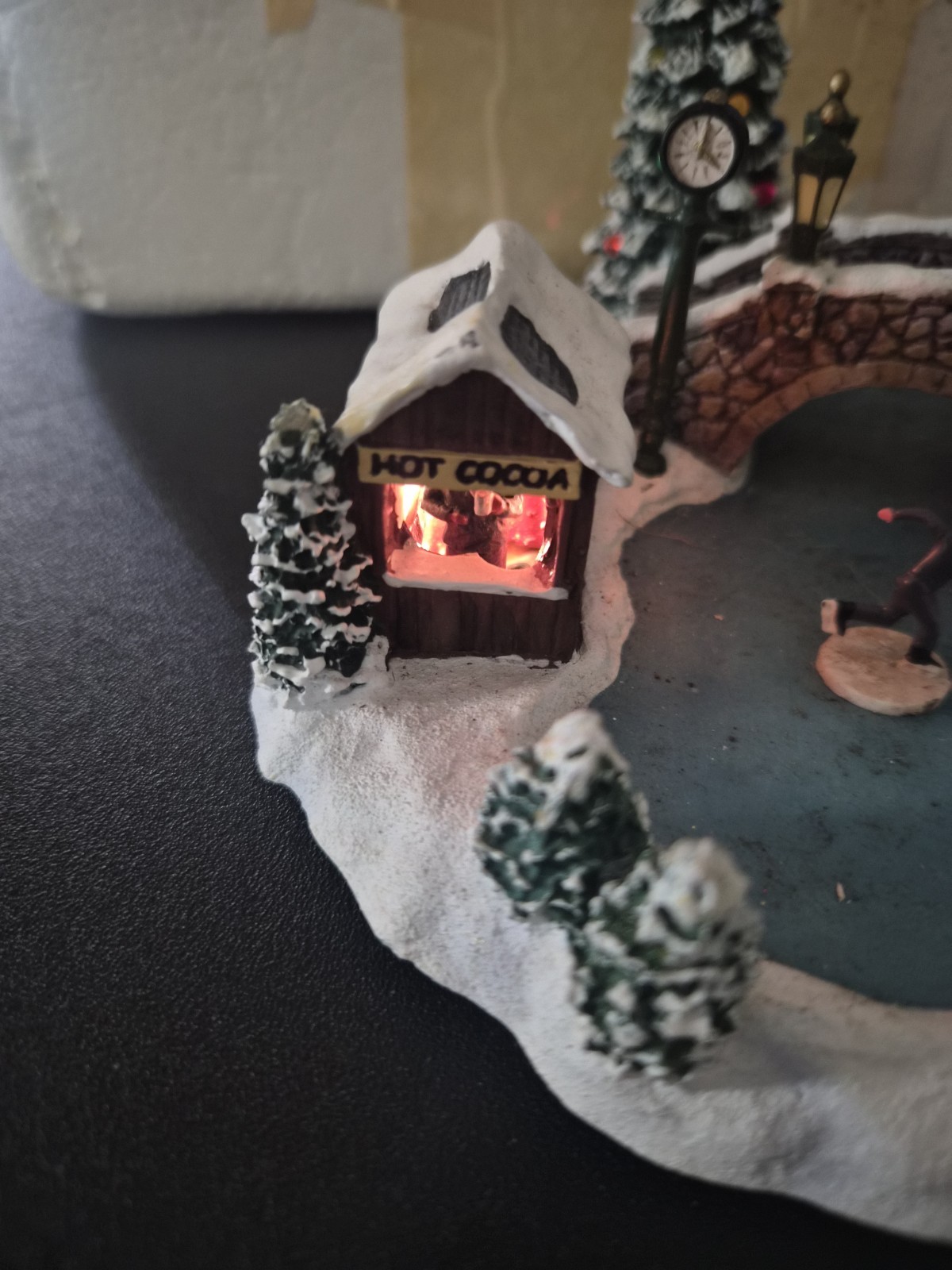 Hawthorne Village Thomas Kinkade Skating at the Pond 4pc Lighted Boxed 2001