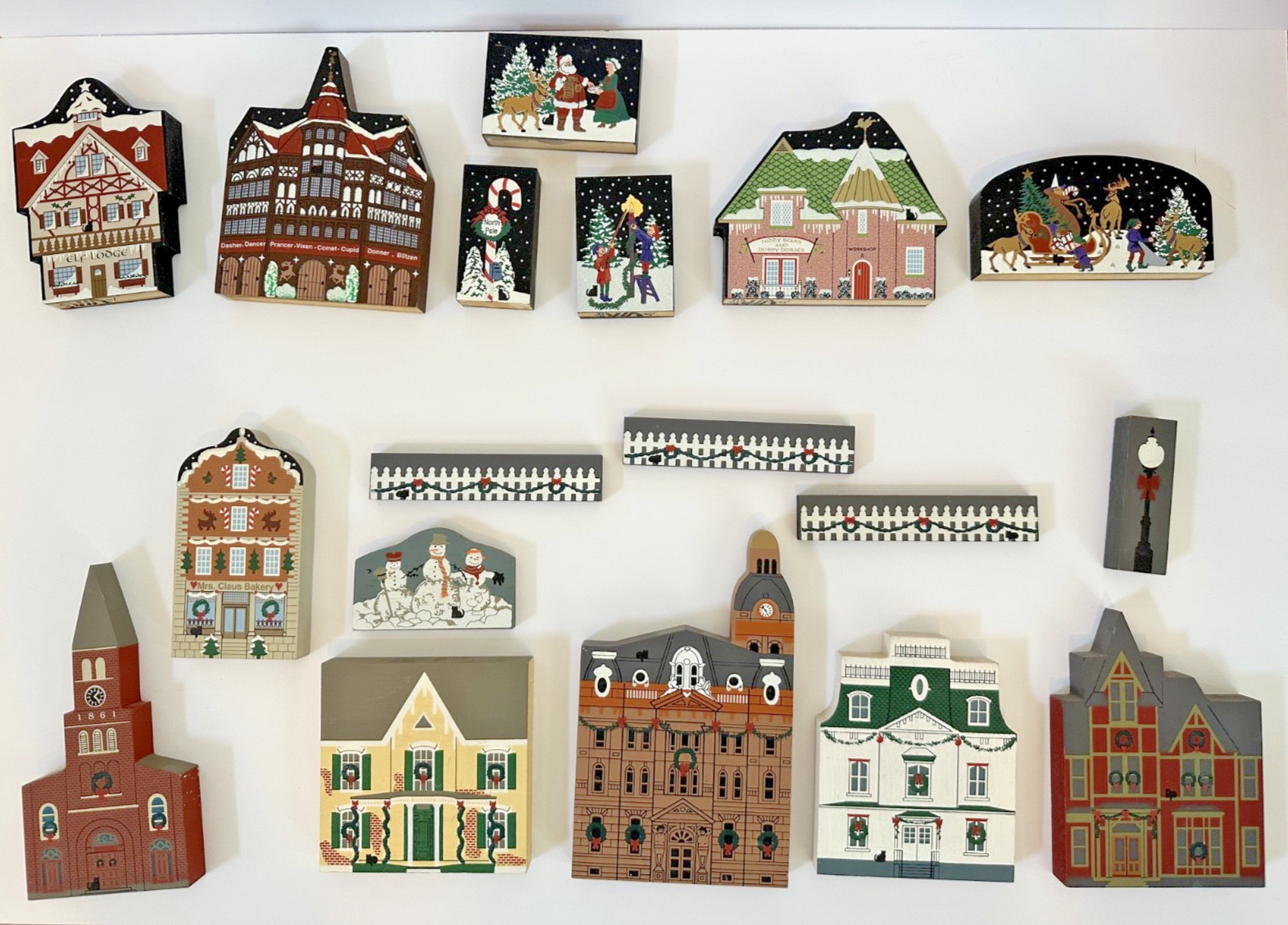 Cats Meow Village North Pole Collection Holiday Christmas 18 Pc Set Shelf Sitter