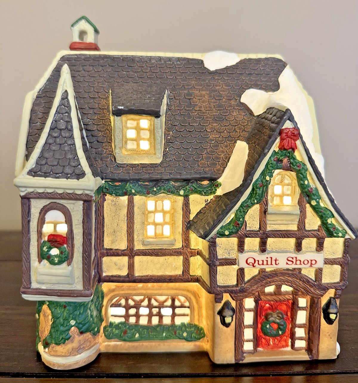 “QUILT SHOP” PORCELAIN LIGHTED HOUSE W/BOX 1993 O’WELL NOVELTY DICKENS KEEPSAKE