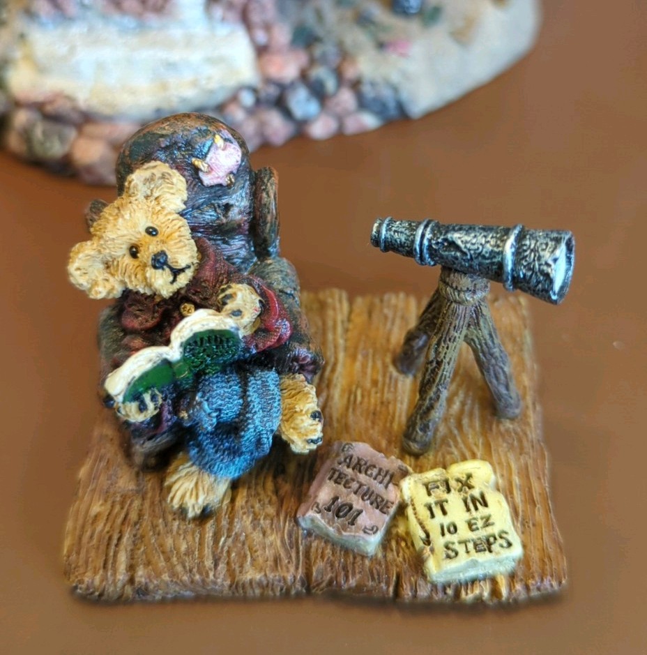 Boyds Town Village “Matthew’s Bungalow” Bearly-able Construction Co. Figurine