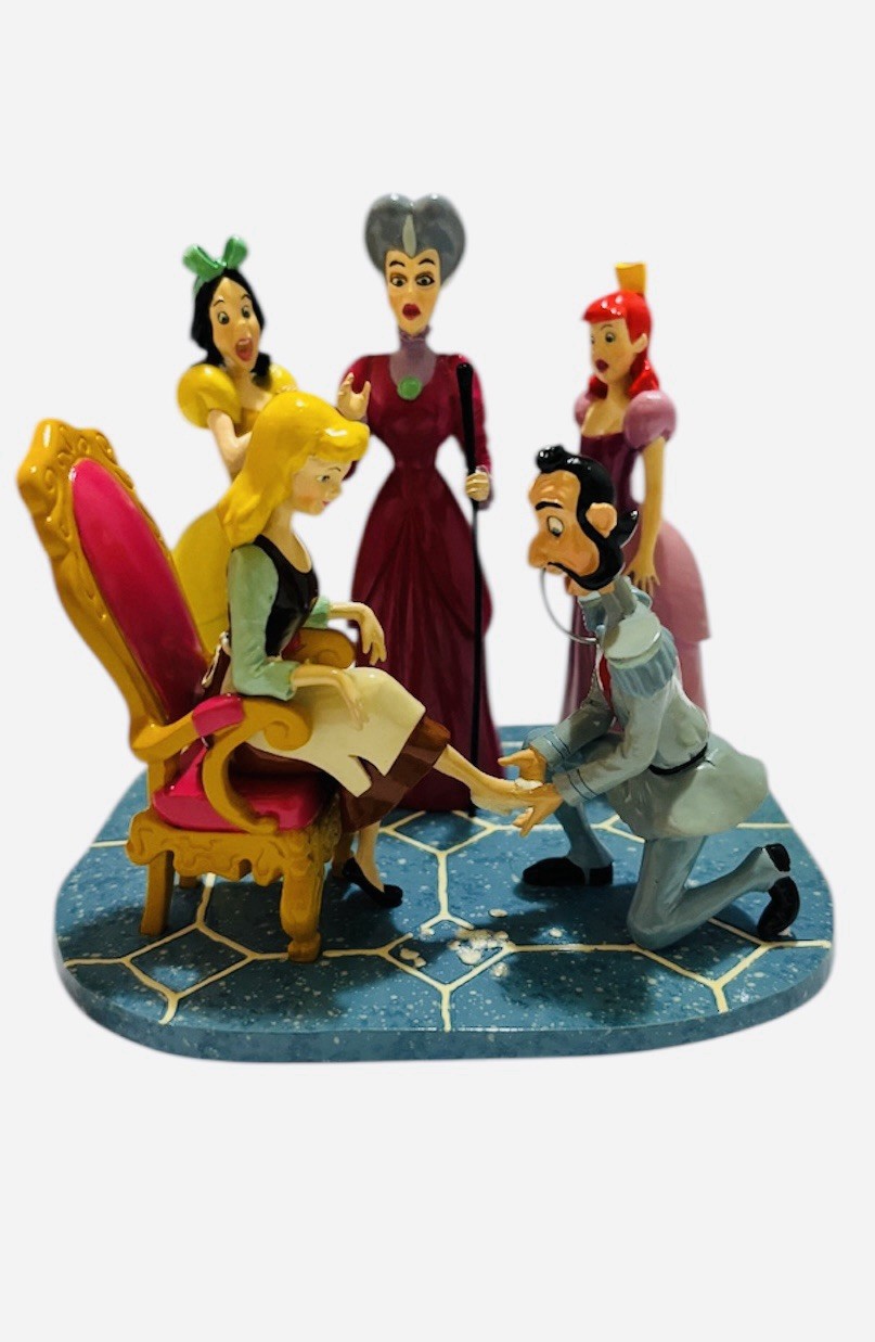 DISNEY – Department 56 – Cinderella “The Glass Slipper Fits” Box
