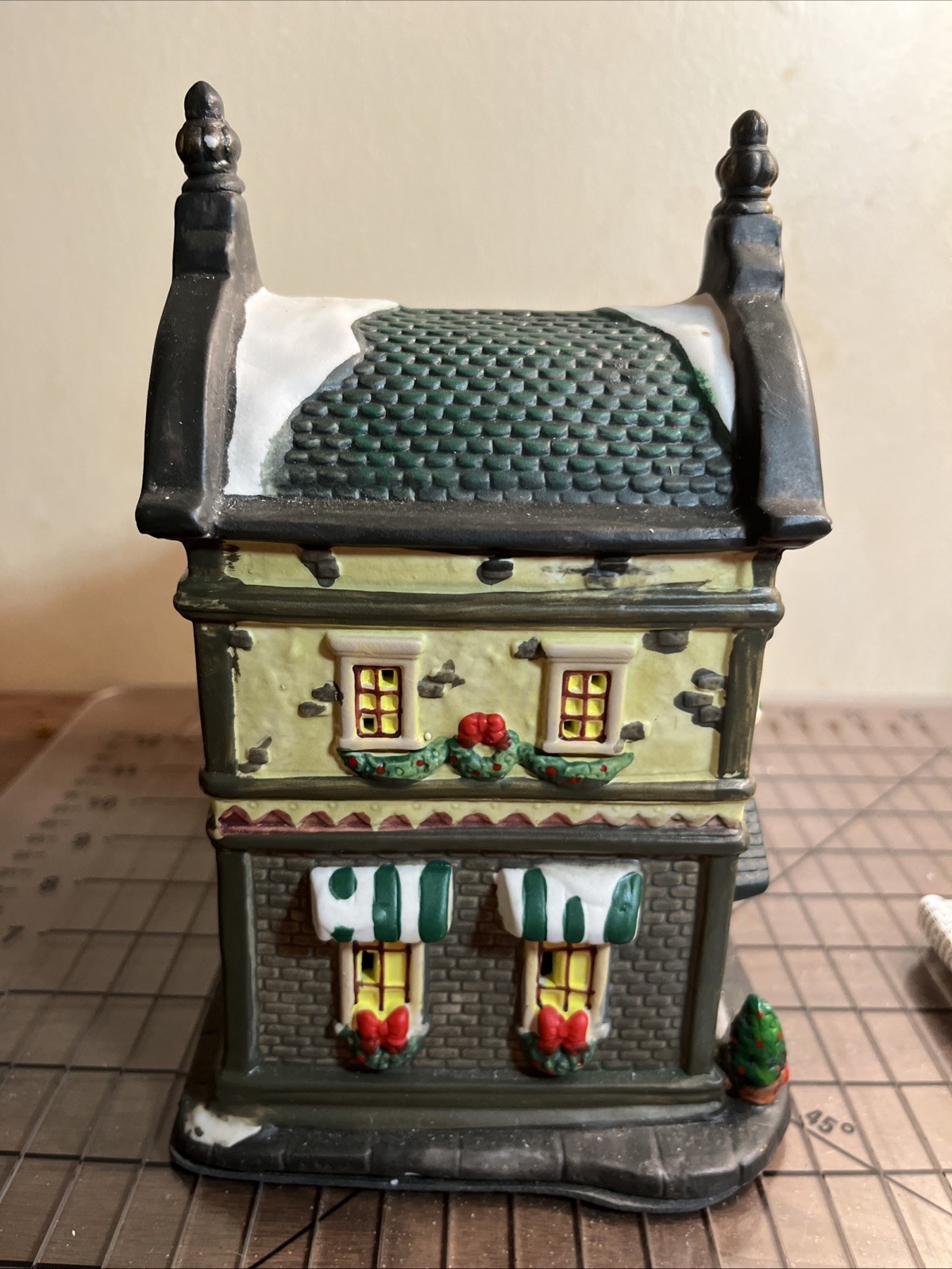 VTG Holiday Inspirations Towne Series Holly & Ivy Flower Shop Lighted Ceramic
