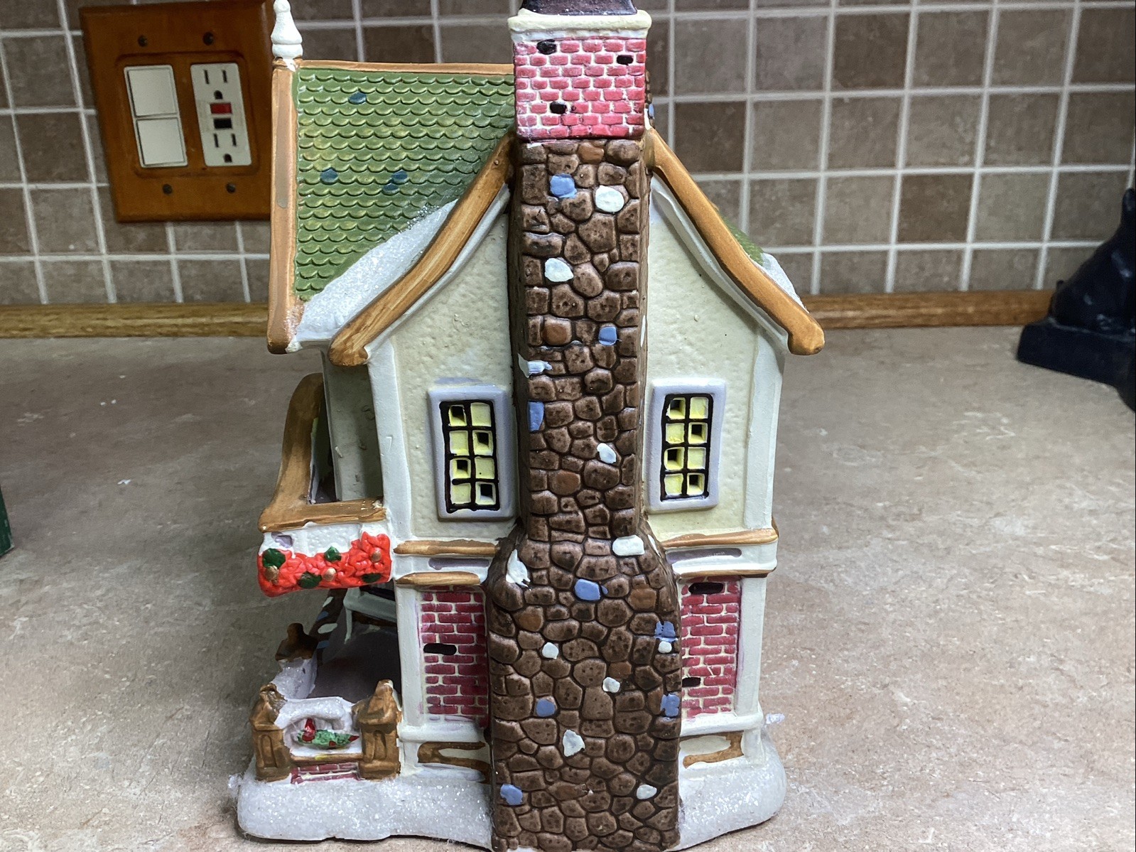 HOLIDAY INSPIRATIONS – GENTLE FRIENDS PET SHOP -CHRISTMAS HOUSE-W/ Light Cord