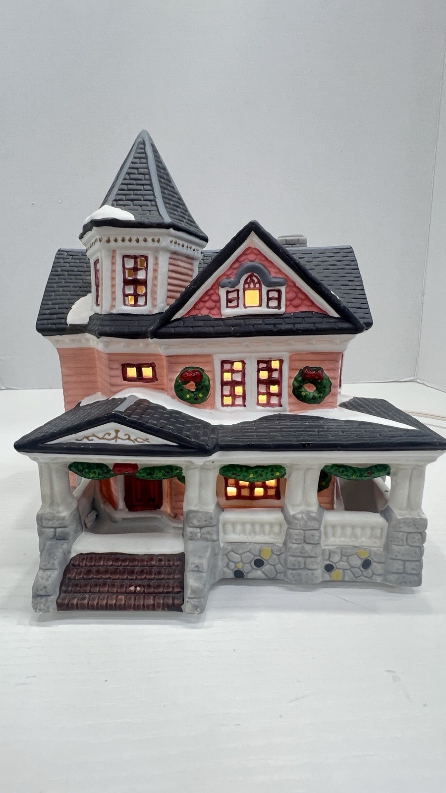 Heartland Valley Village “Pink Lady Farmhouse” Lighted House With Cord Excellent