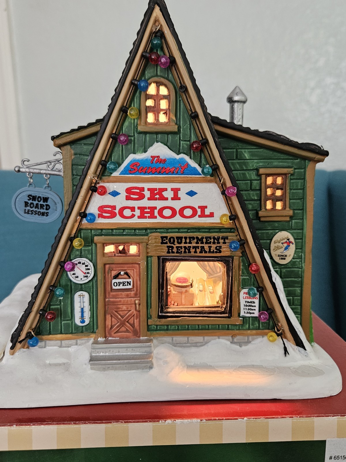 LEMAX The Summit Ski School #65156 Porcelain Lighted Building 2016