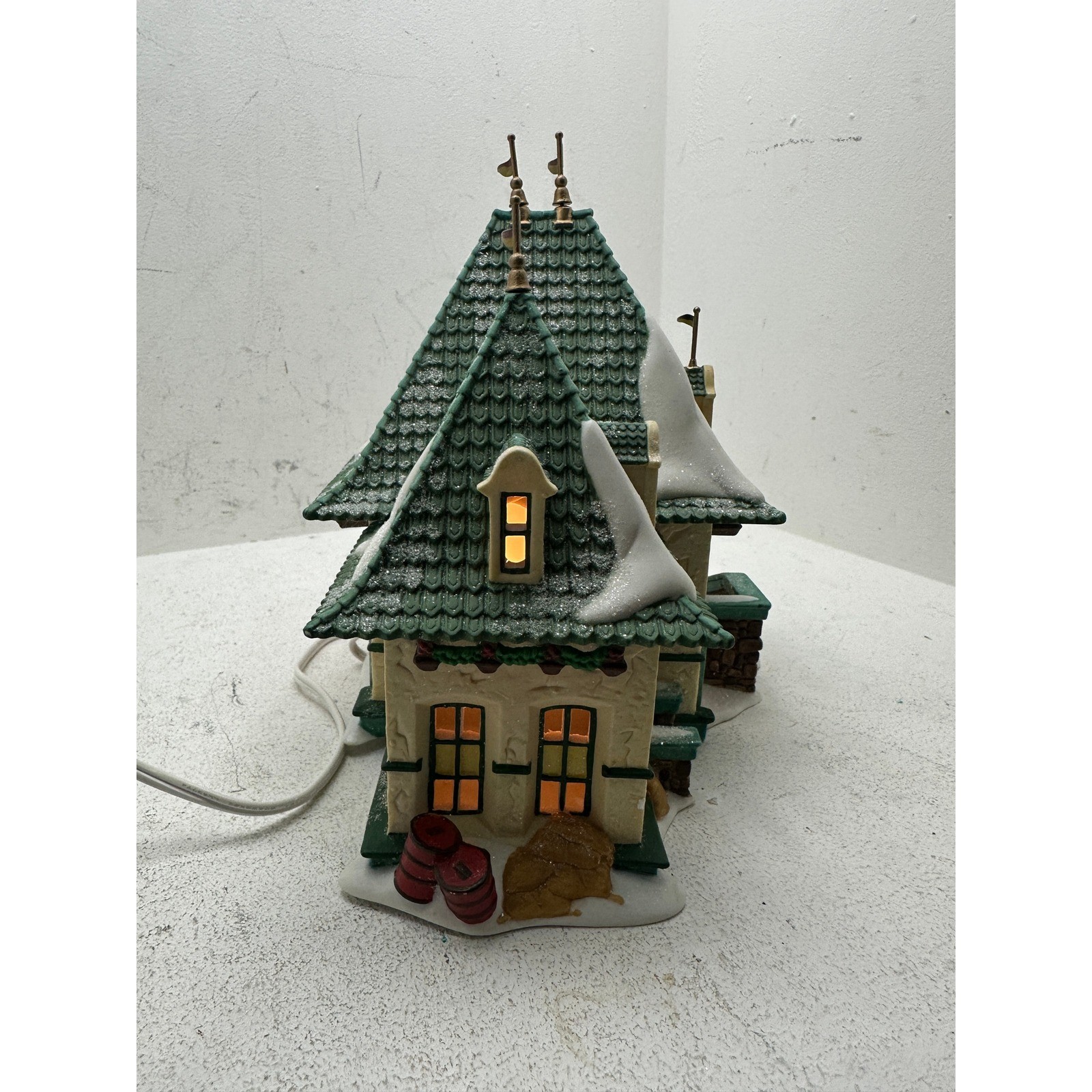 Dept 56 North Pole Series Elsie’s Gingerbread Shop 56730 Christmas Village 1998