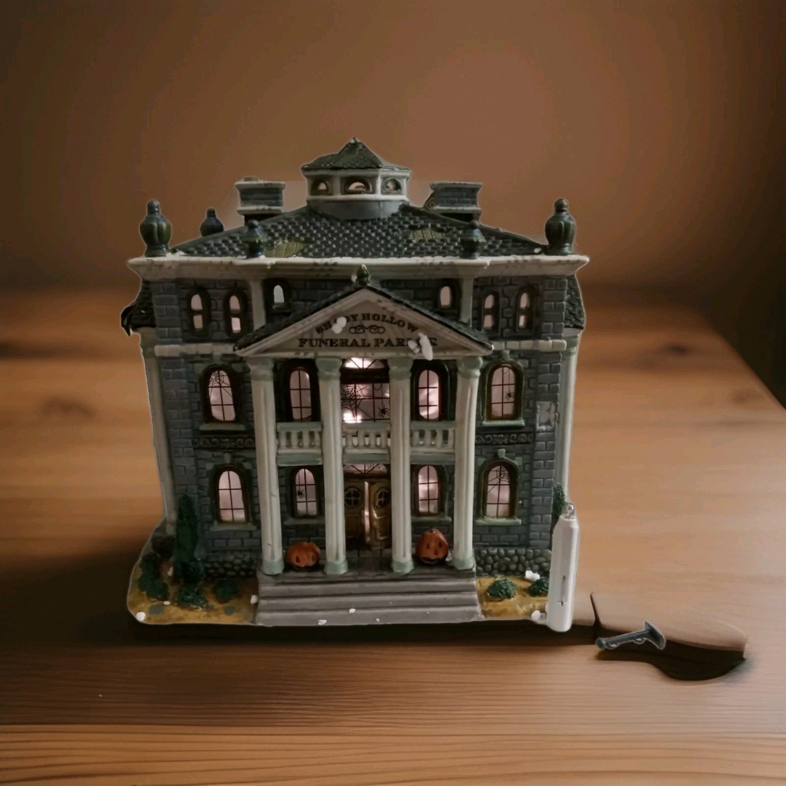 Lemax 2003 Pumpkin Hollow Shady Hollow Funeral Parlor Lighted House #280-0680