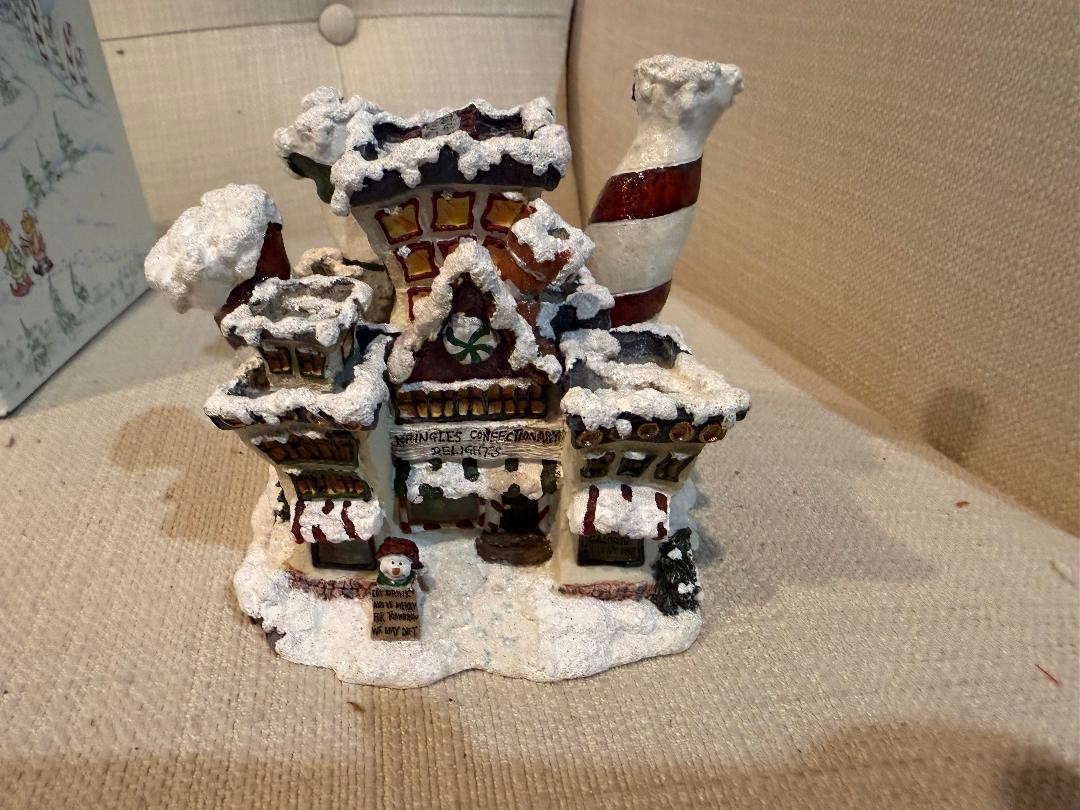 2002 Boyds Bearly Built Villages “Kringle’s Confectionary Delights” #19036