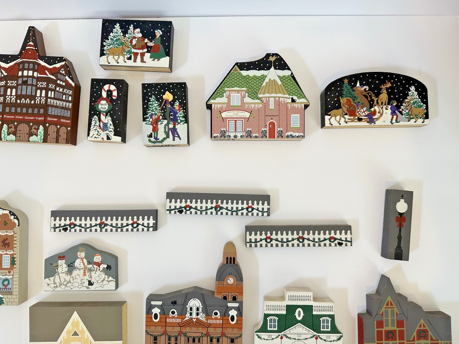 Cats Meow Village North Pole Collection Holiday Christmas 18 Pc Set Shelf Sitter