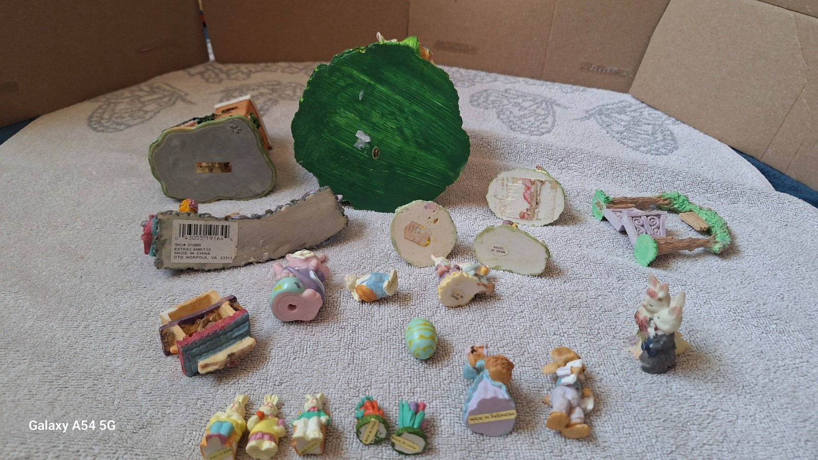 EASTER VILLAGE RESIN FIGURINES (LOT OF 20) ASSORTED FIGURINES