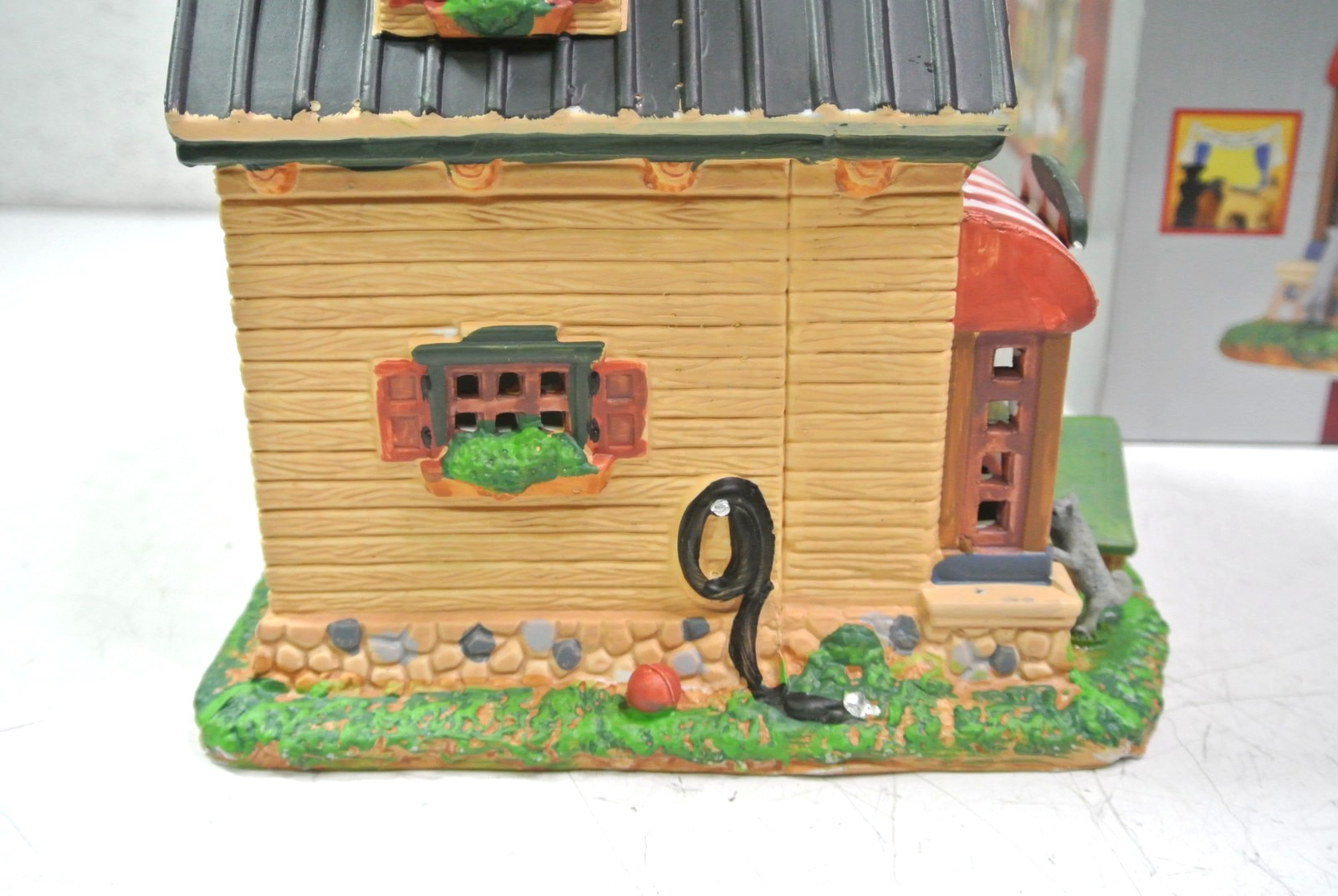 LEMAX PAWS AND CLAWS PET SHOP LIGHT UP HOUSE VILLAGE 25387