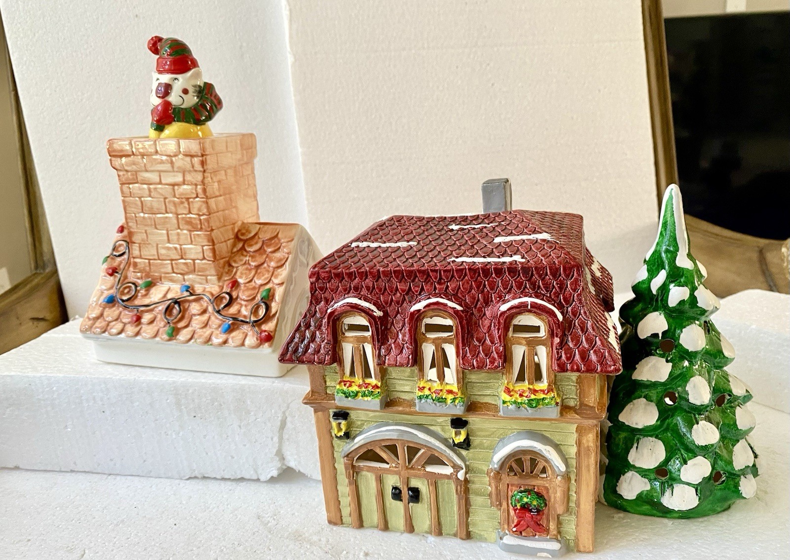 Department 56 Vintage Snow Village Carriage House, Chimney Music Box, 2 Figurine