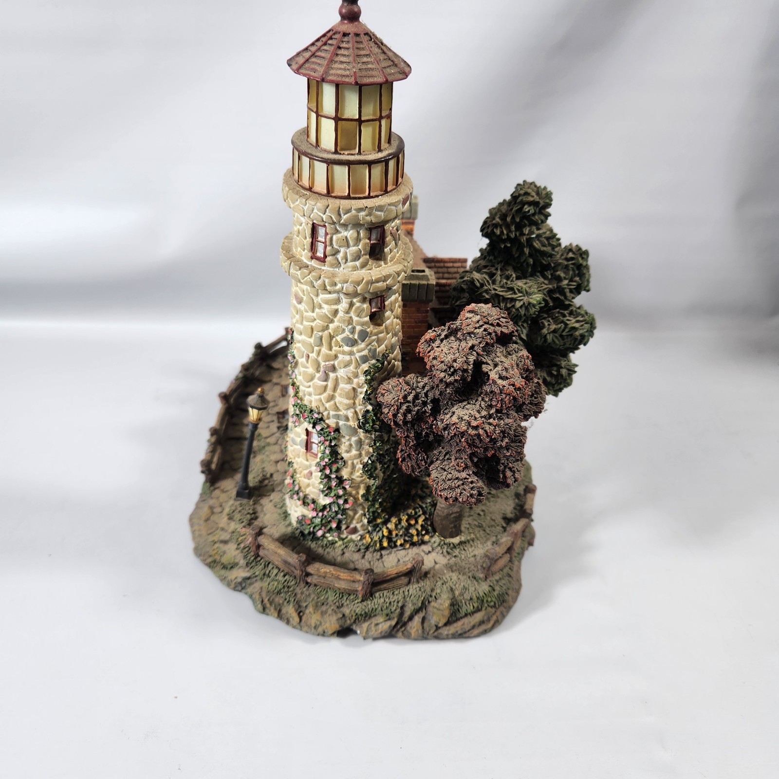 Hawthorne Village Thomas Kinkade Seaside Village Guiding Point Lighthouse Light