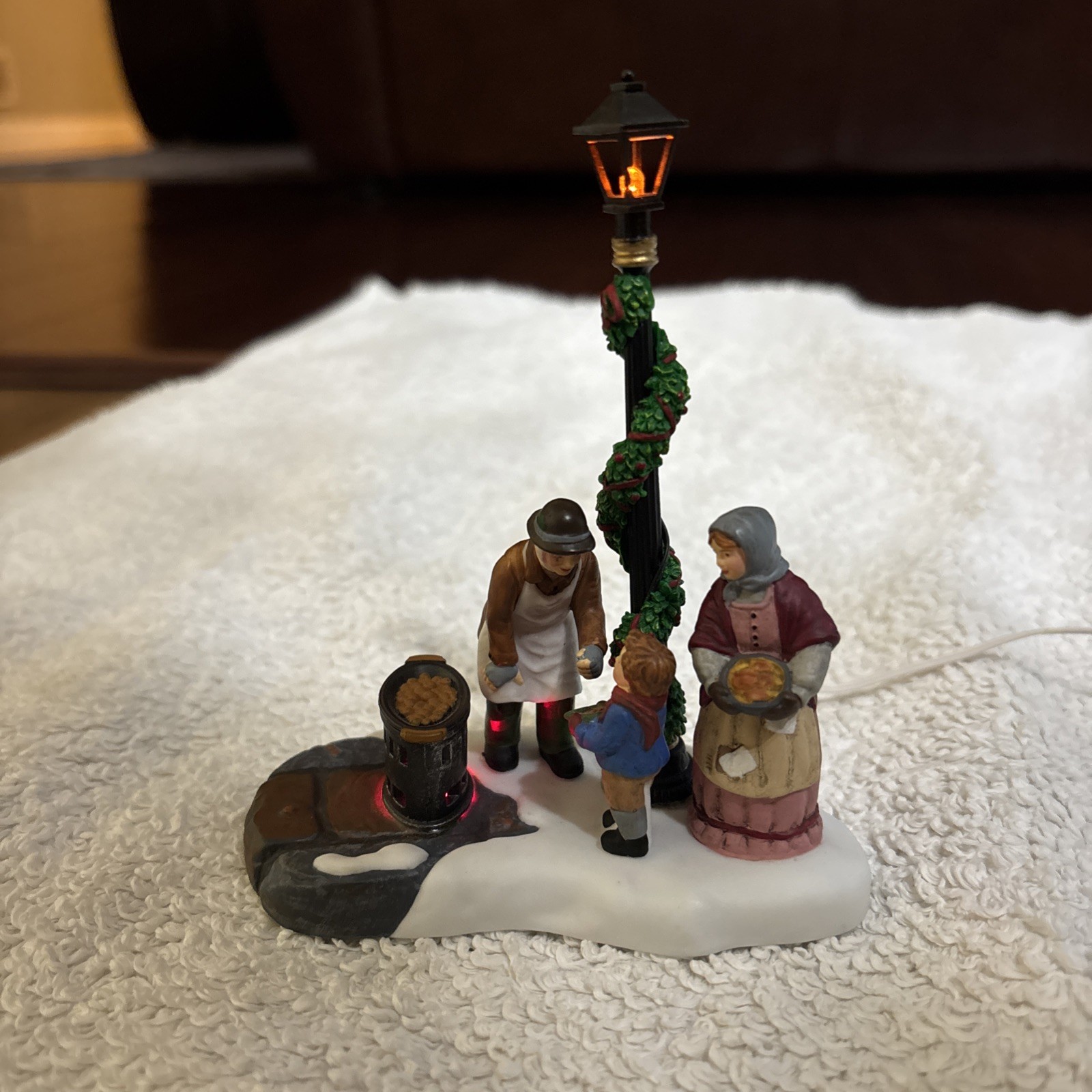 Vtg 2002 DEPT 56 Dickens’ Village CHESTNUT VENDOR Lighted Figure & w/ Box 58557
