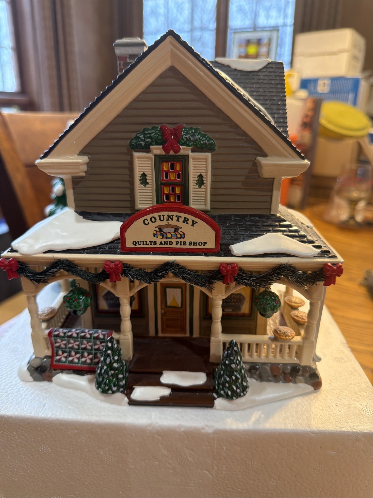 Dept 56 Snow Village 2001 Buck’s County Country Quilts and Pies 55072 IOB NOTE