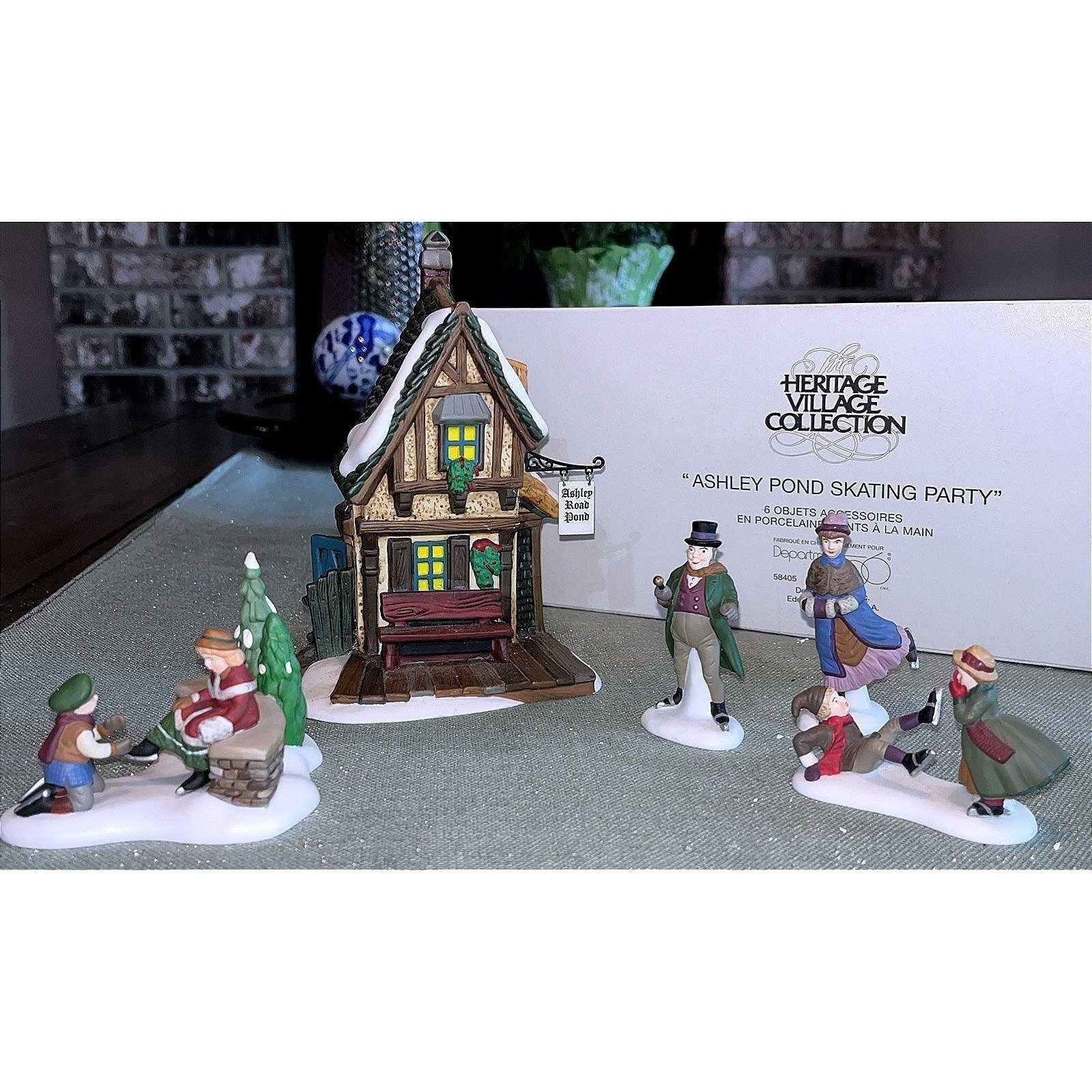 Dept 56 Ashley Pond Skating Party 1999 Heritage Village 58405 READ *