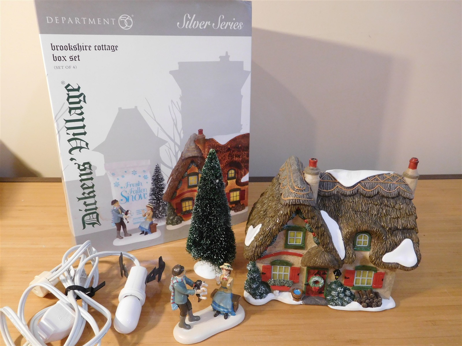 Dept 56 Dickens Village – Silver Series – Brookshire Cottage – #6000589 – 3 Pc