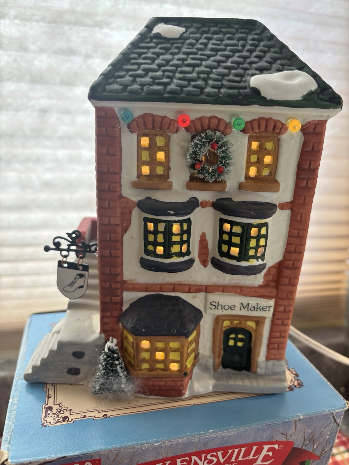 NOMA Dickensville “Shoe Maker & Dentist” Porcelain Lighted House EUC