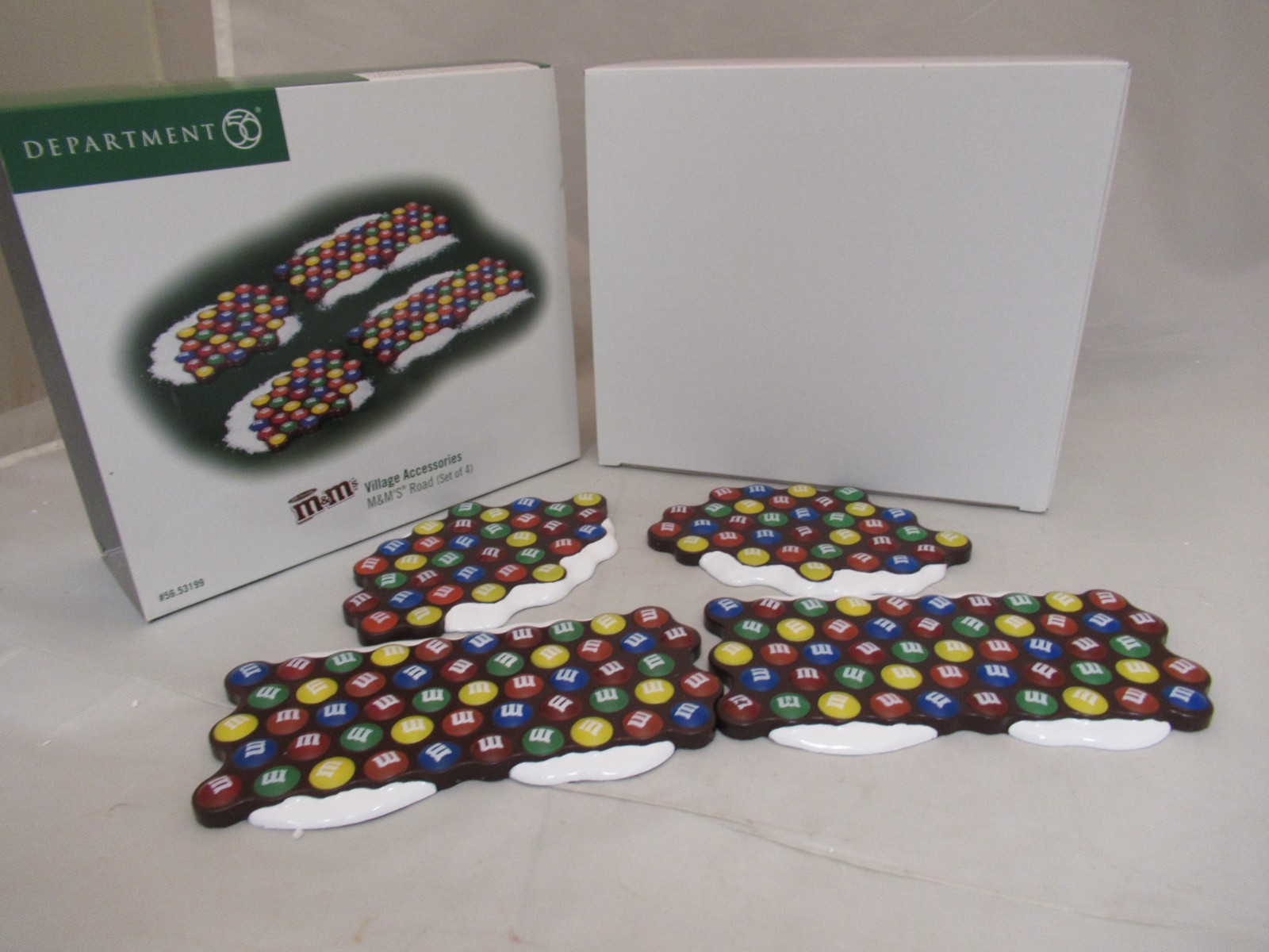 2004 Dept 56 Village Accessories M & M’S ROAD (Set of 4) #56.53199 w/Box !