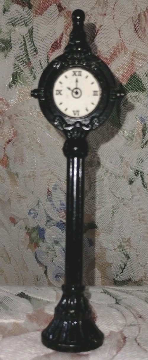 Mervyn’s 1993 Christmas Village Town Clock / Metal / 5.5″ X 1.5